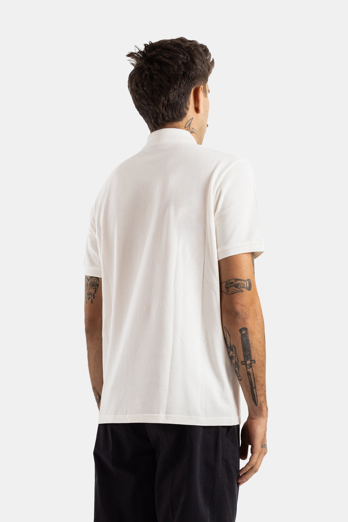 Moncler polo piqué coton blanc dos homme tatouages visibles coupe décontractée bas noir