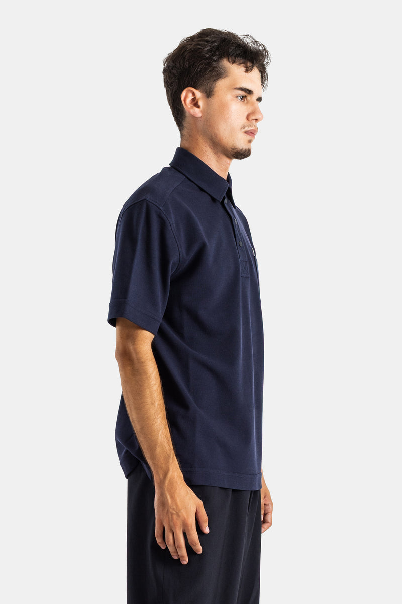 Moncler polo homme vue profil droit tissu piqué bleu nuit coupe oversize bande côtelée ourlet
