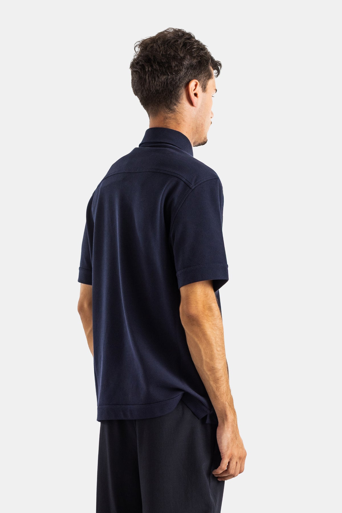 Moncler polo coton bleu marine vue dos coutures épaules construction structurée coupe ample homme