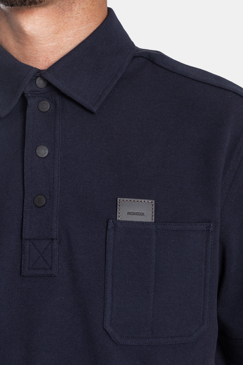 Moncler polo zoom étiquette logo cuir grise cousu poche poitrine tissu piqué navy boutons pression noirs