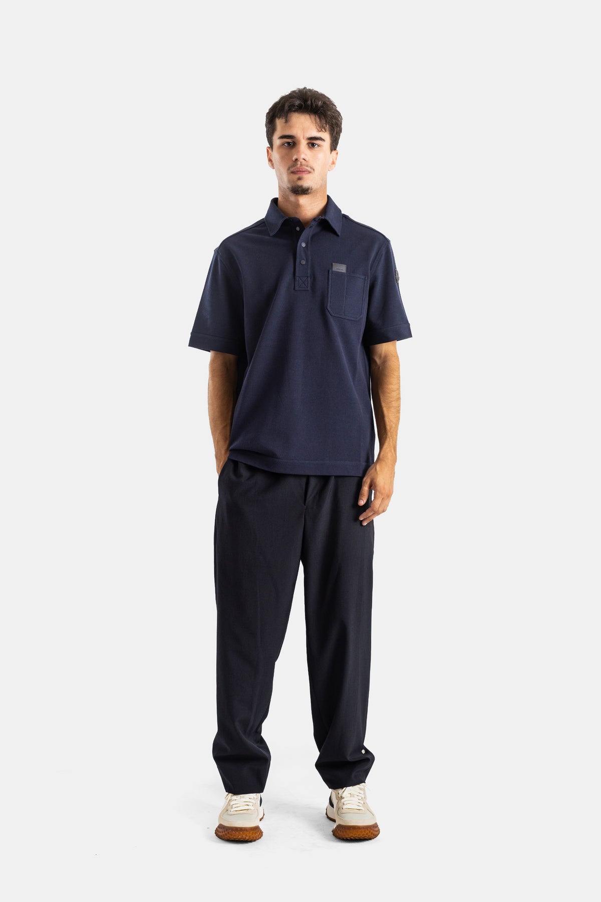 Moncler polo homme tenue complète look total navy pantalon large sneakers blanc style casual luxe