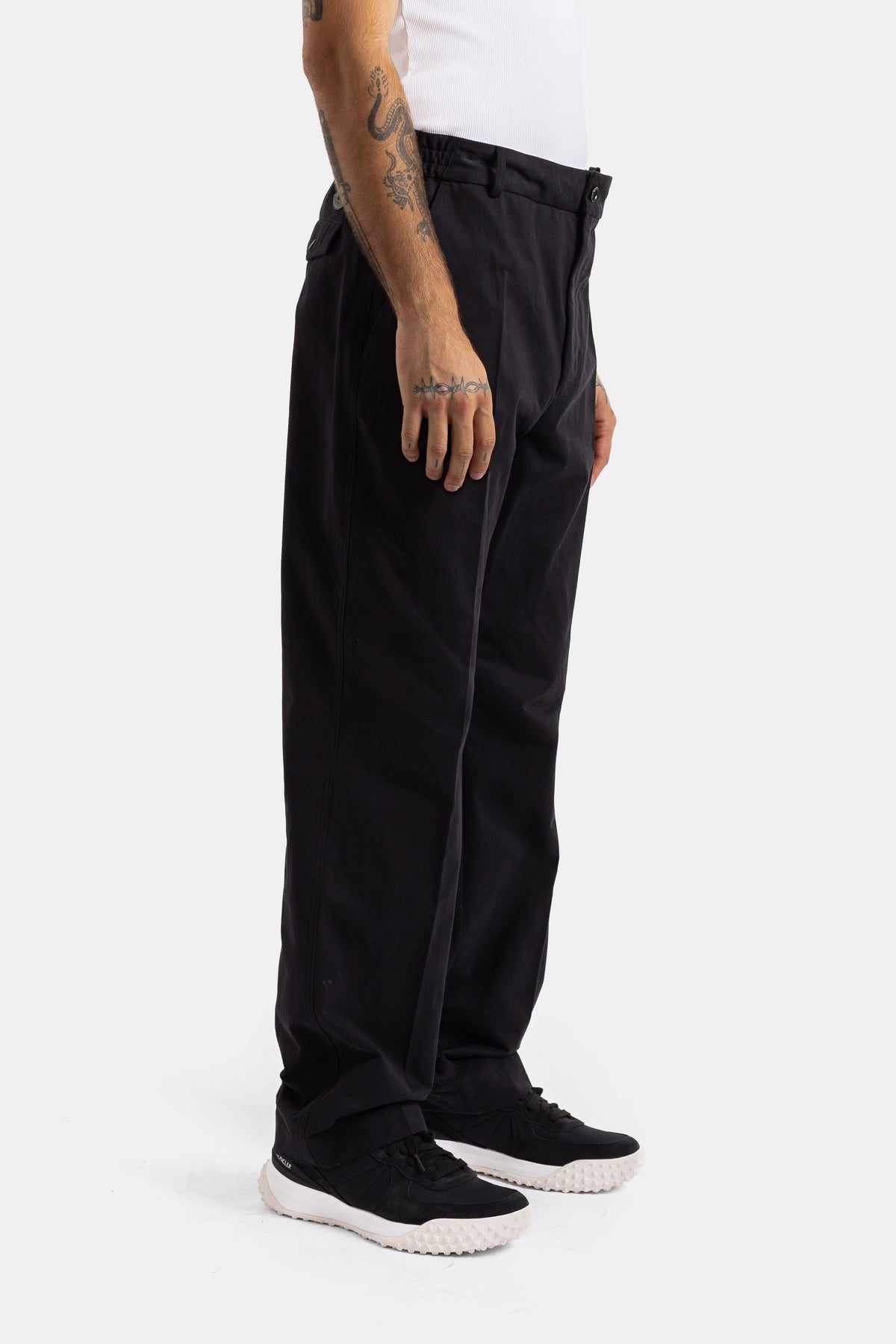 Moncler pantalon homme vue latérale coton noir ceinture élastique et baskets assorties
