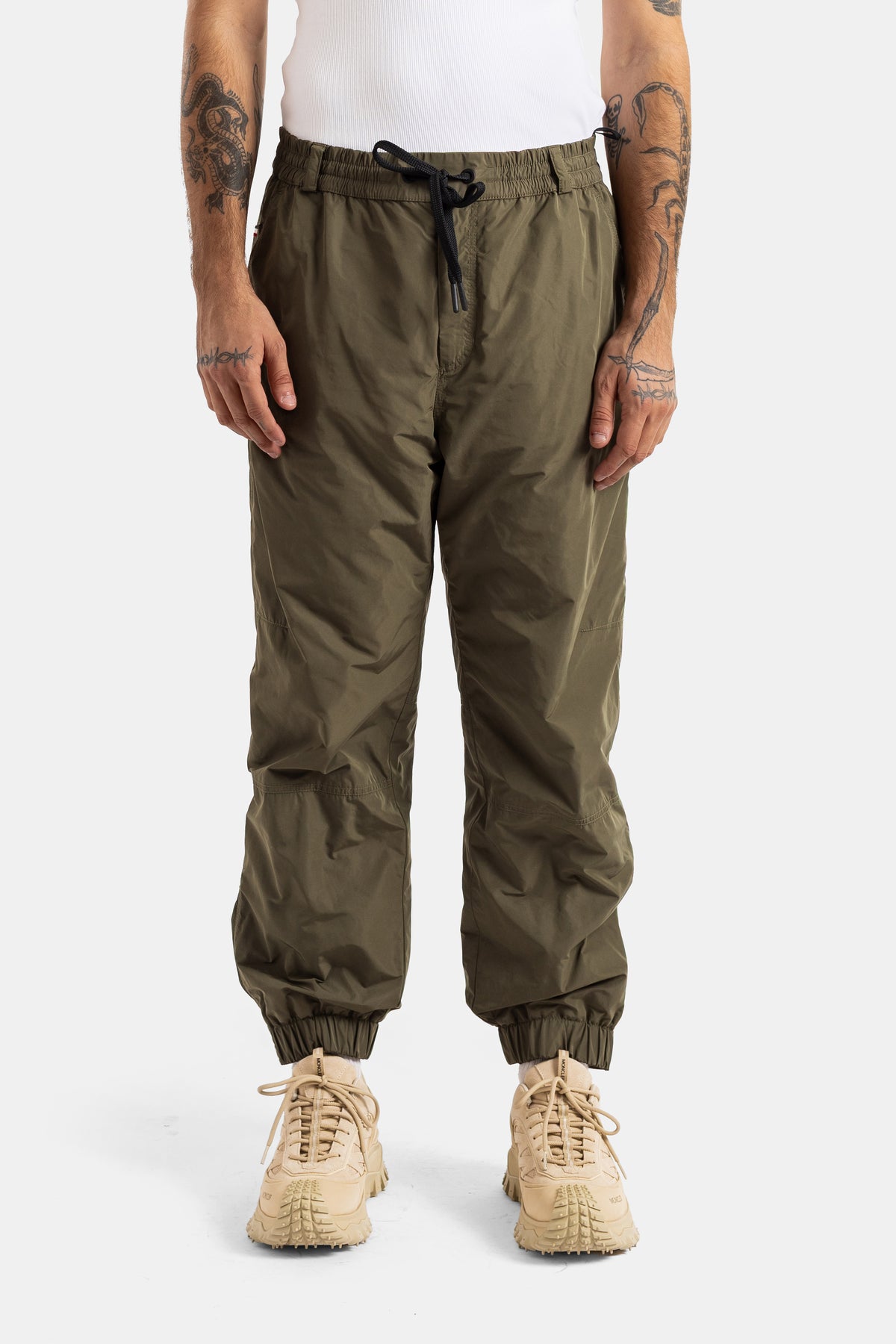 Moncler Grenoble pantalon jogger technique kaki coupe ample élastiqué nylon froissé homme