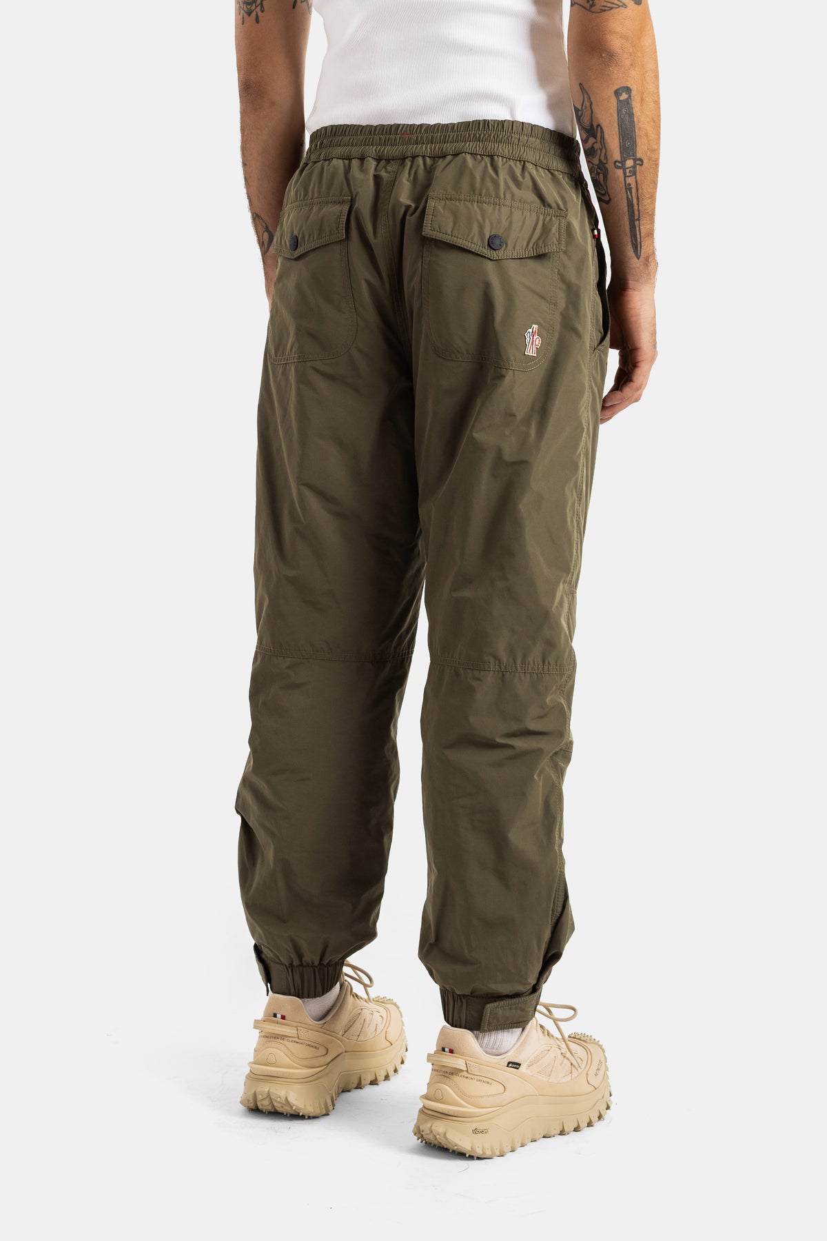 Moncler Grenoble jogger technique kaki dos poches arrière boutonnées patch logo brodé chevilles resserrées homme