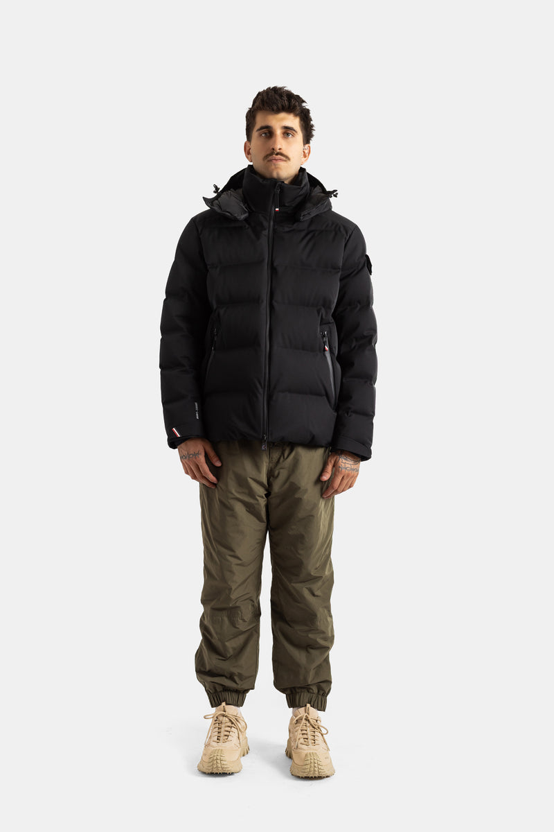 Moncler Grenoble look complet doudoune noire jogger kaki technique homme sneakers beige vue frontale