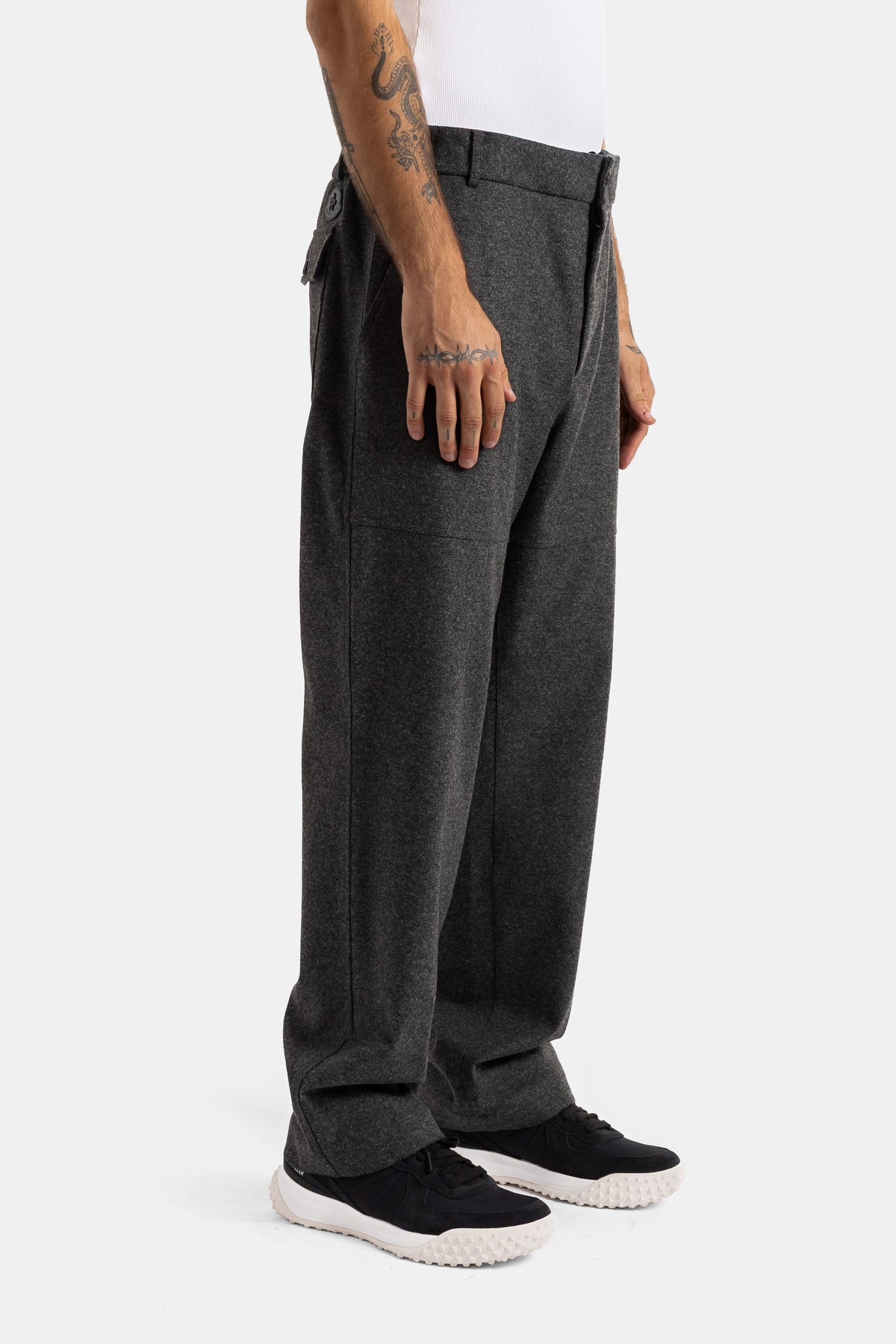 Moncler pantalon laine gris chiné homme vue latérale silhouette droite large et sneakers noirs