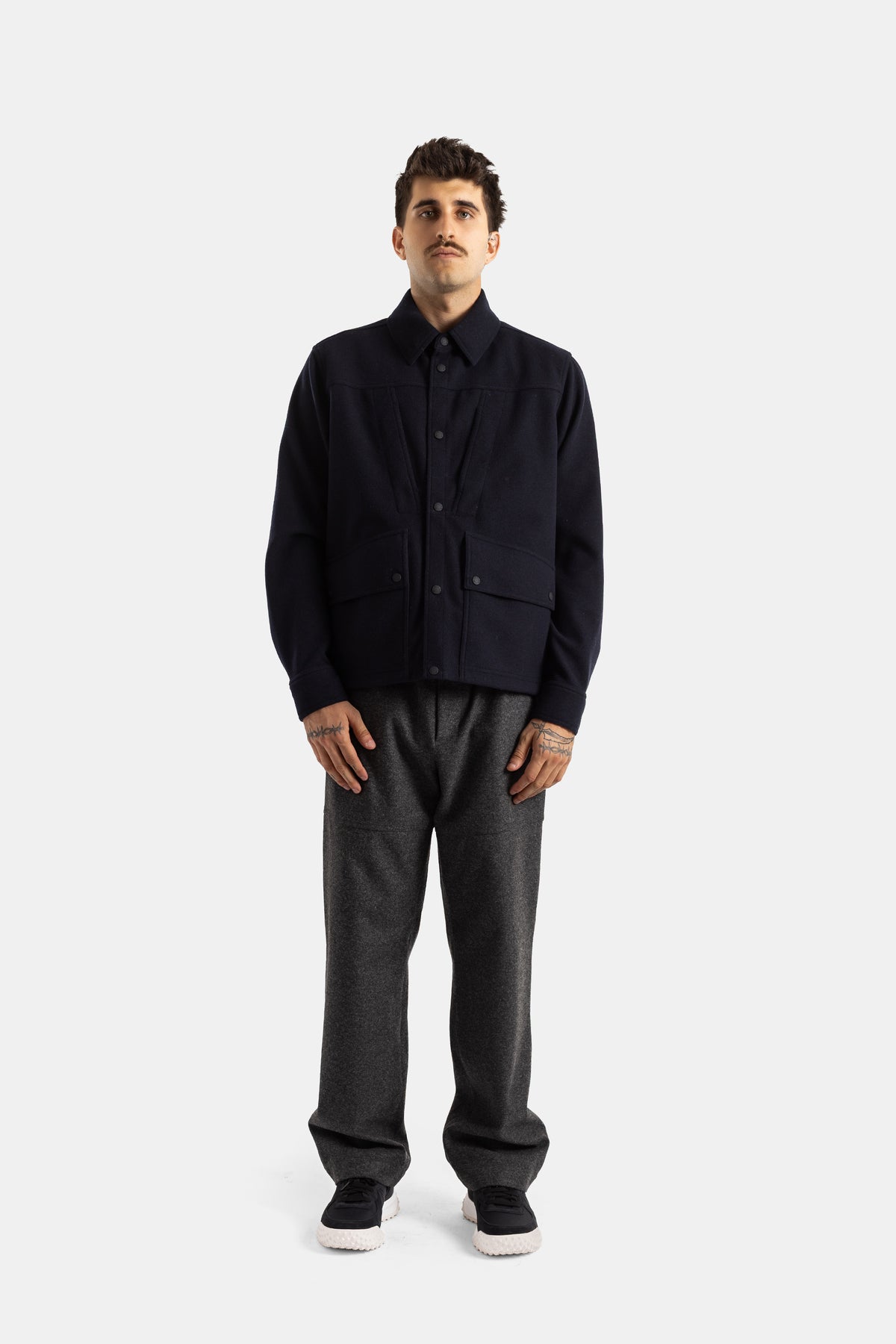Moncler Grenoble surchemise laine marine portée avec pantalon gris chiné, silhouette décontractée homme
