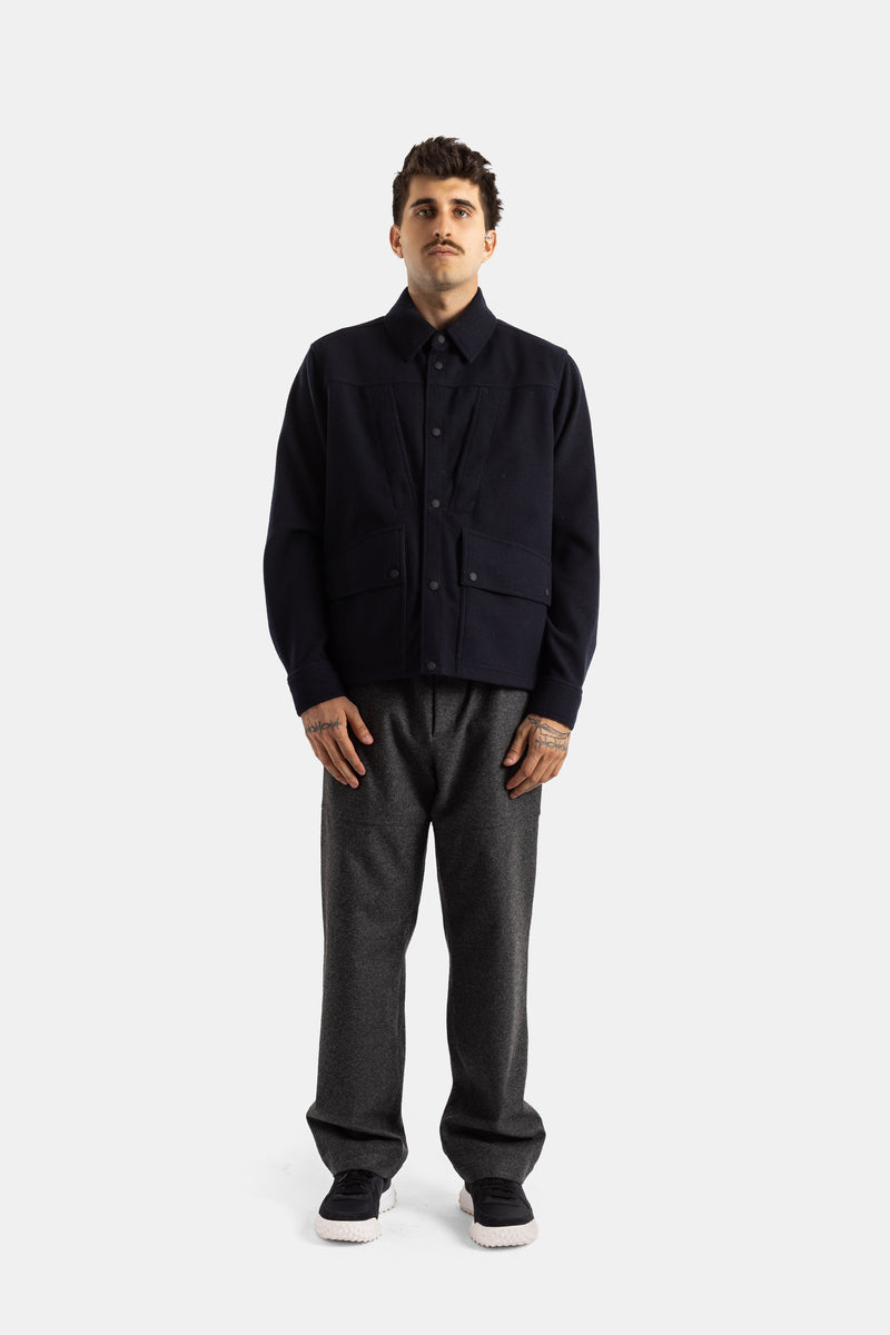 Moncler Grenoble surchemise laine marine portée avec pantalon gris chiné, silhouette décontractée homme