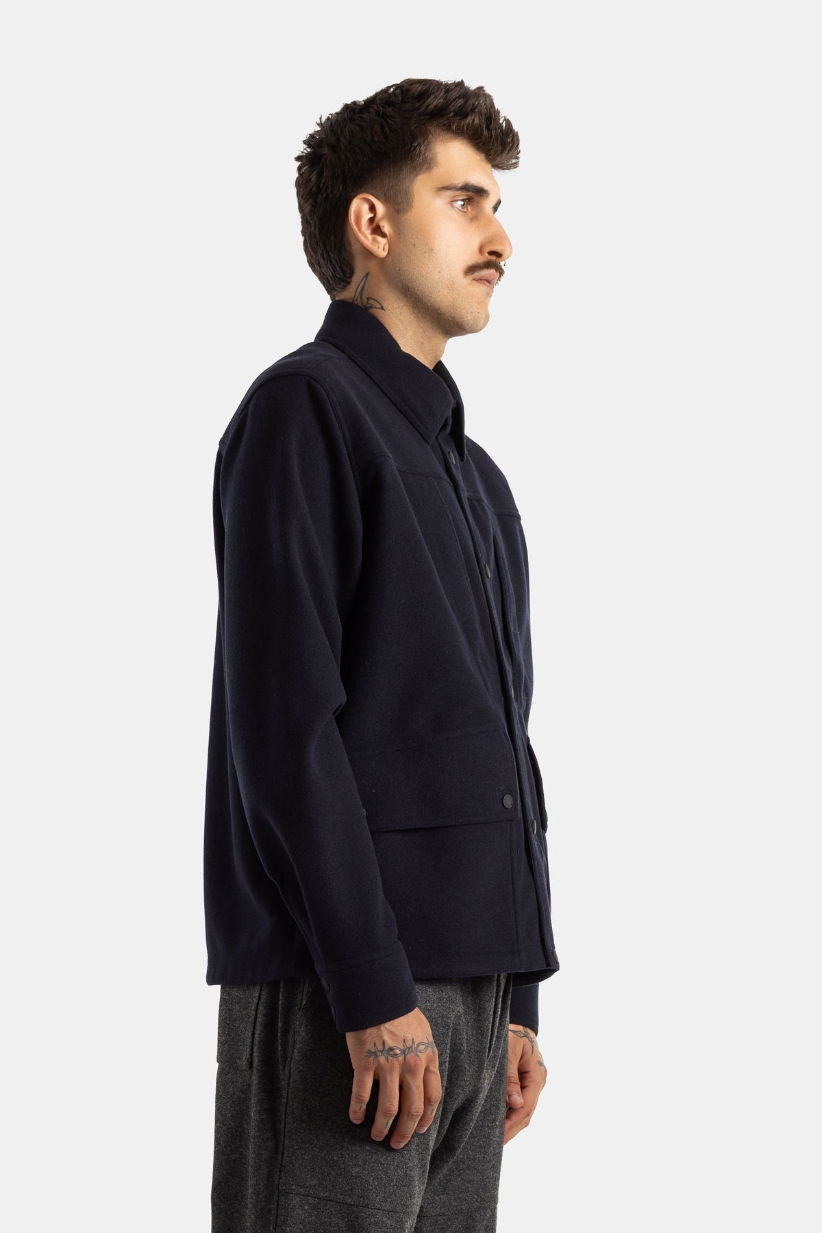 Moncler Grenoble veste-chemise laine marine vue de profil, manches longues et poches basses boutonnées