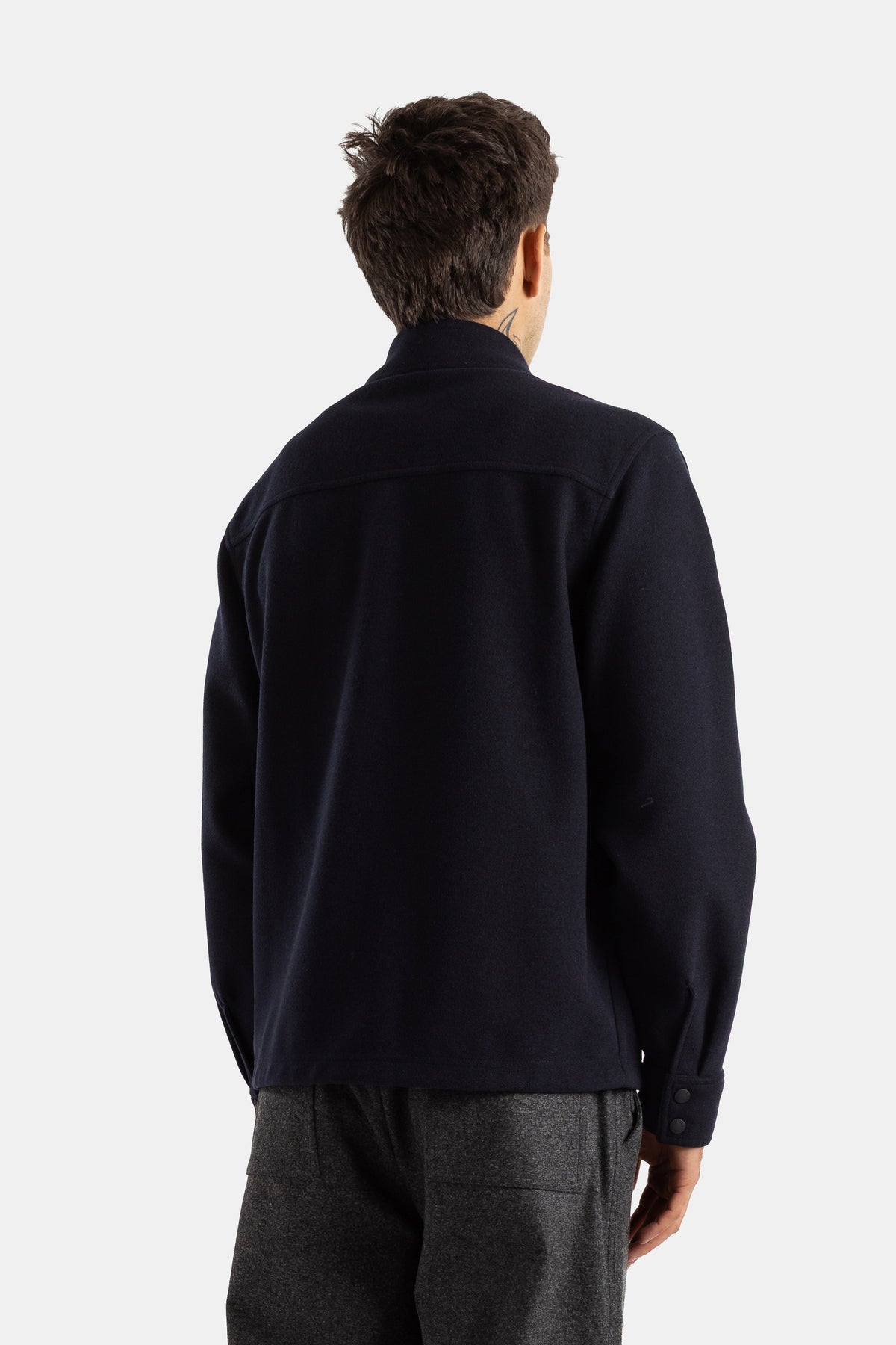 Moncler Grenoble surchemise laine marine dos avec empiècement épaules et boutons poignets, homme