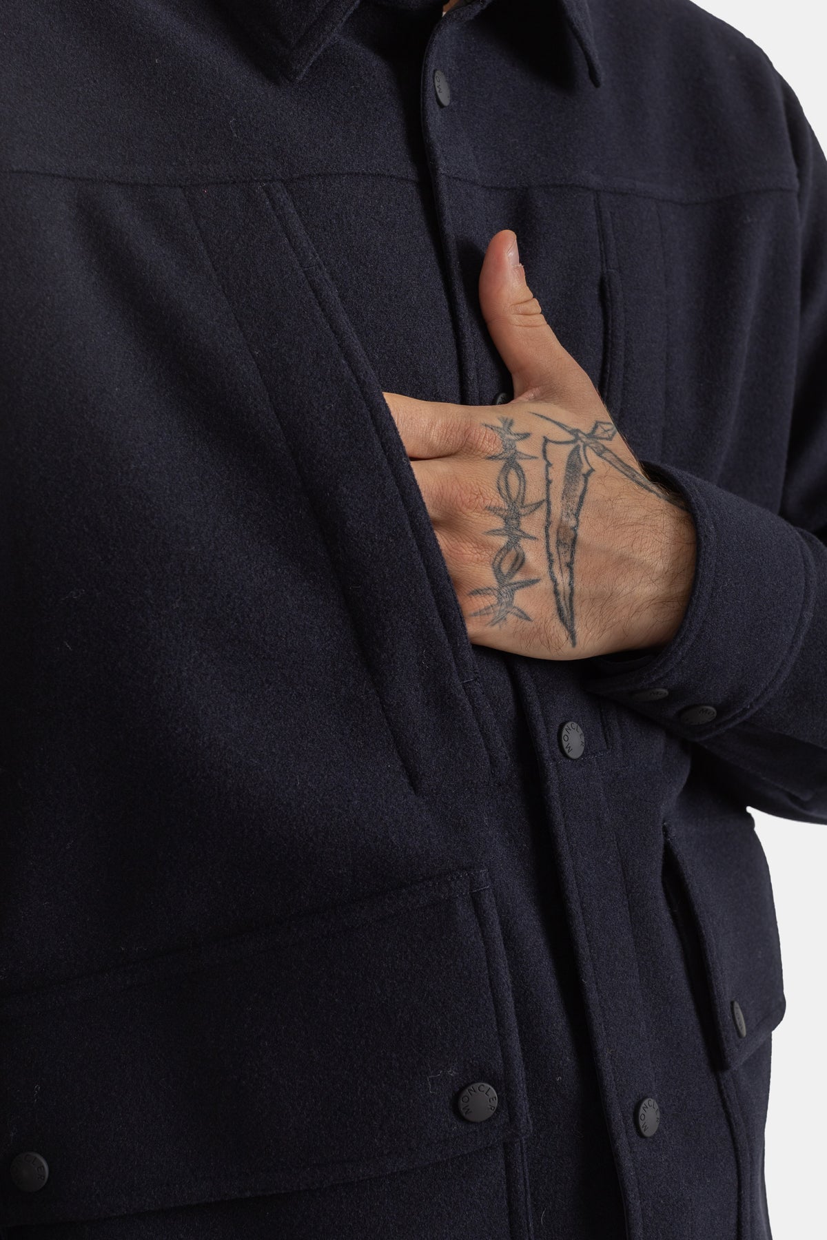 Moncler Grenoble surchemise laine marine, tatouage main poche intérieure zippée détail construction