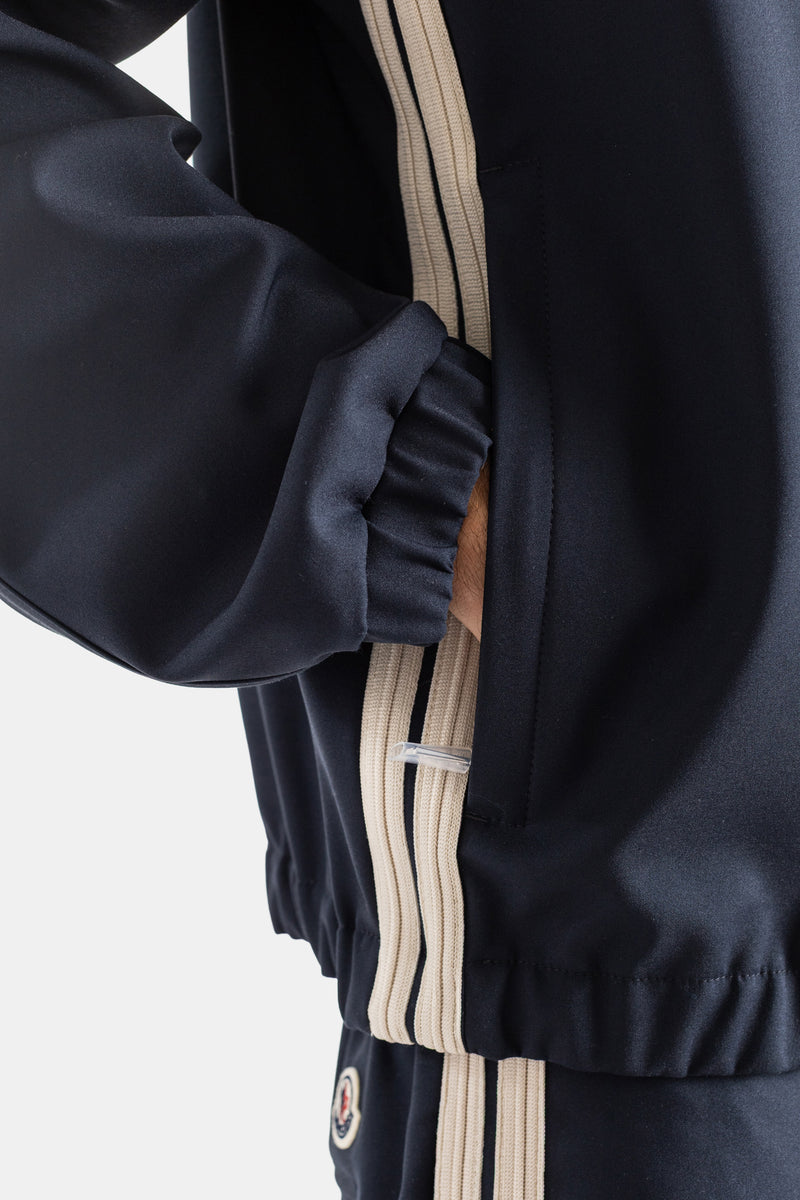 Bolso lateral do casaco Moncler Fourioun homem, debrum stretch azul-marinho e punhos canelados cru contrastantes