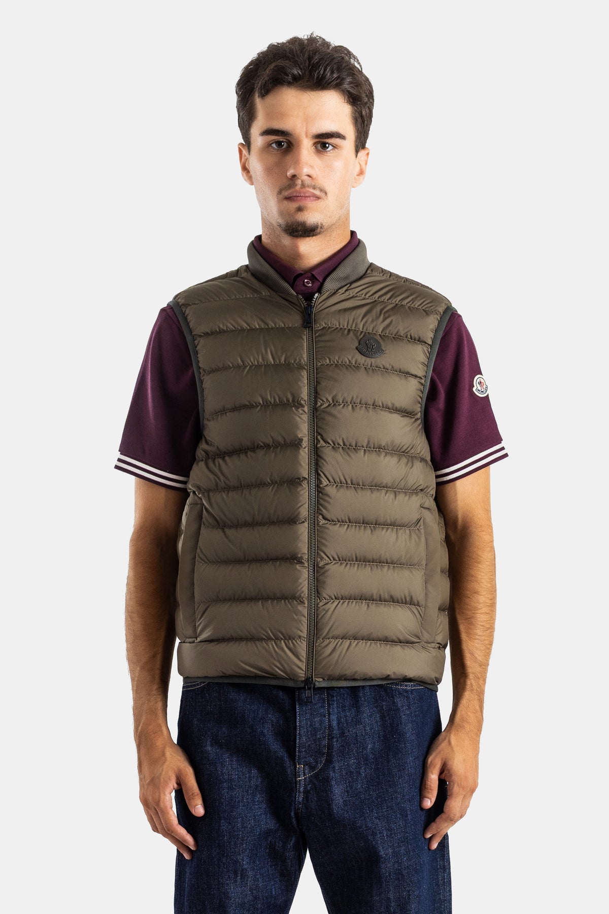 Colete Moncler Froissel sem mangas para homem, gola subida com fecho, caqui militar e corte ajustado.