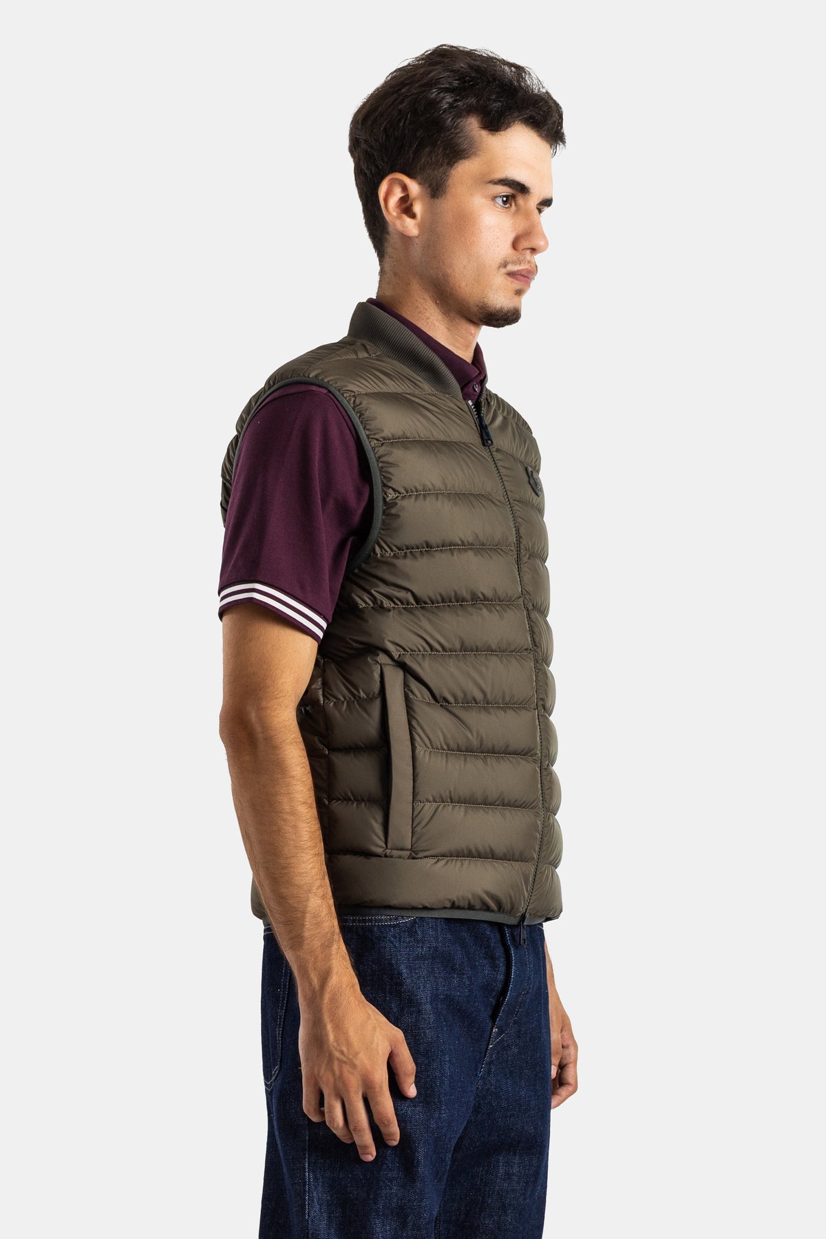 Colete acolchoado Moncler Froissel de homem, vista de perfil, enchimento de penugem e bolsos, em caqui.
