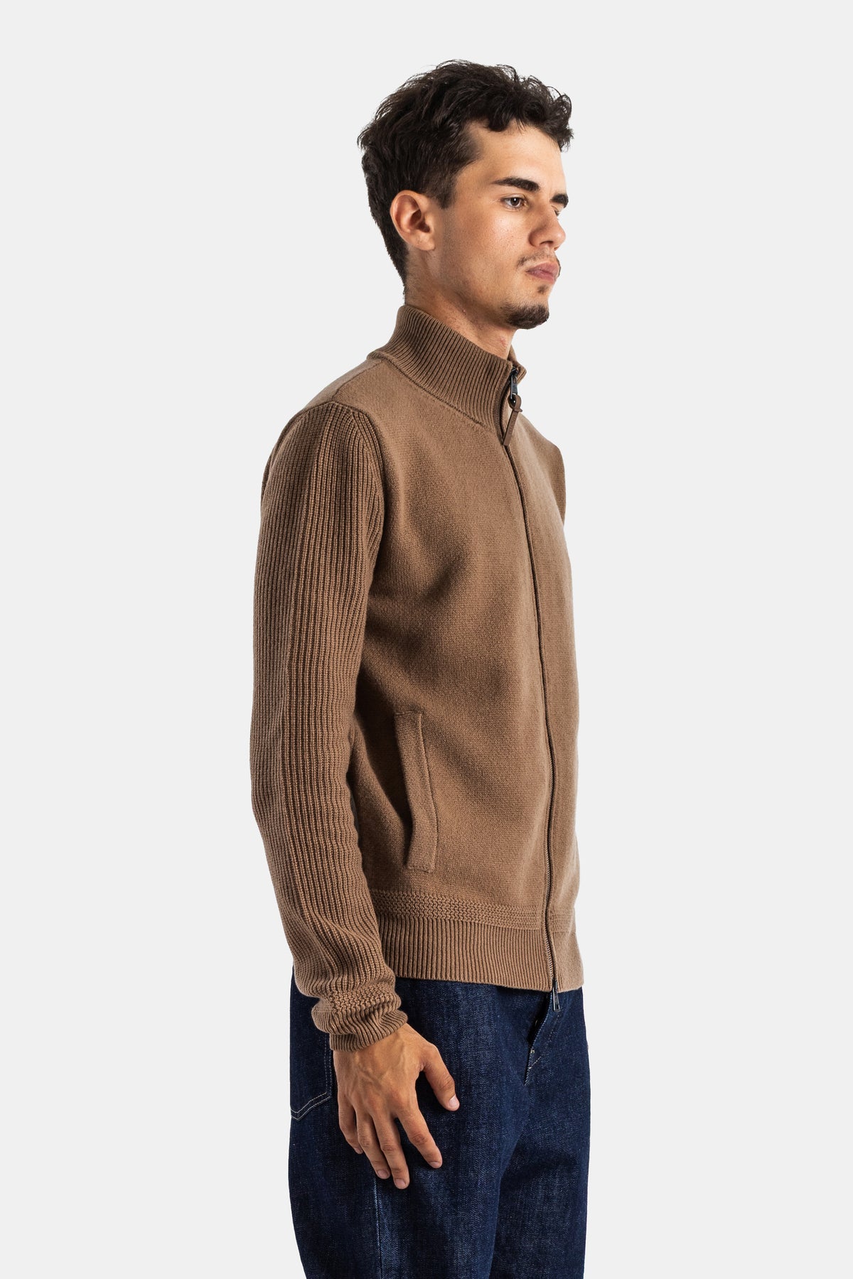 Moncler pull zippé camel homme vue de profil, corps en maille structurée et poches latérales intégrées