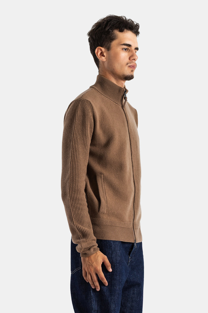 Moncler pull zippé camel homme vue de profil, corps en maille structurée et poches latérales intégrées