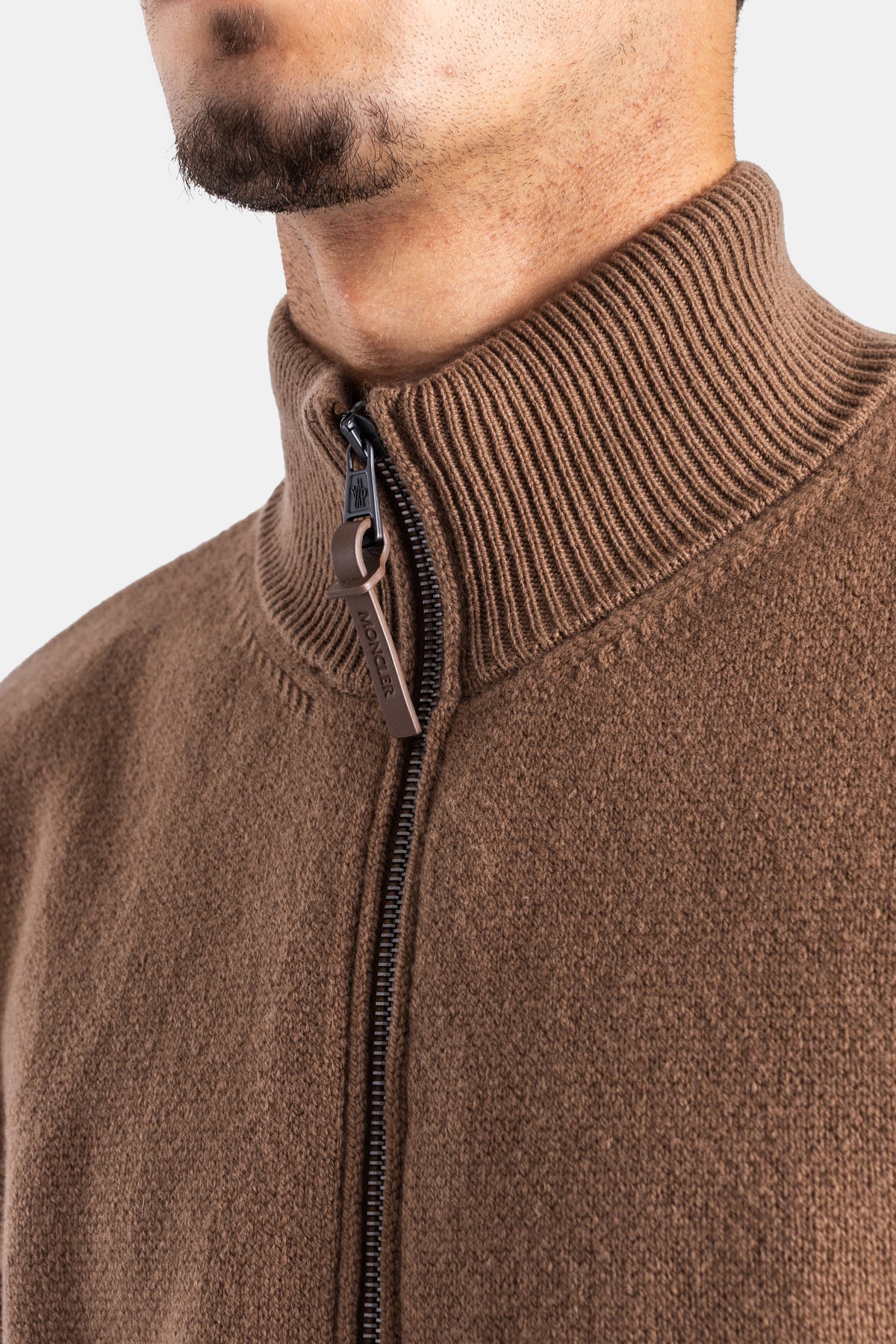 Moncler cardigan camel fermeture éclair tirette logotypée, col côtelé en laine cachemire vue rapprochée homme