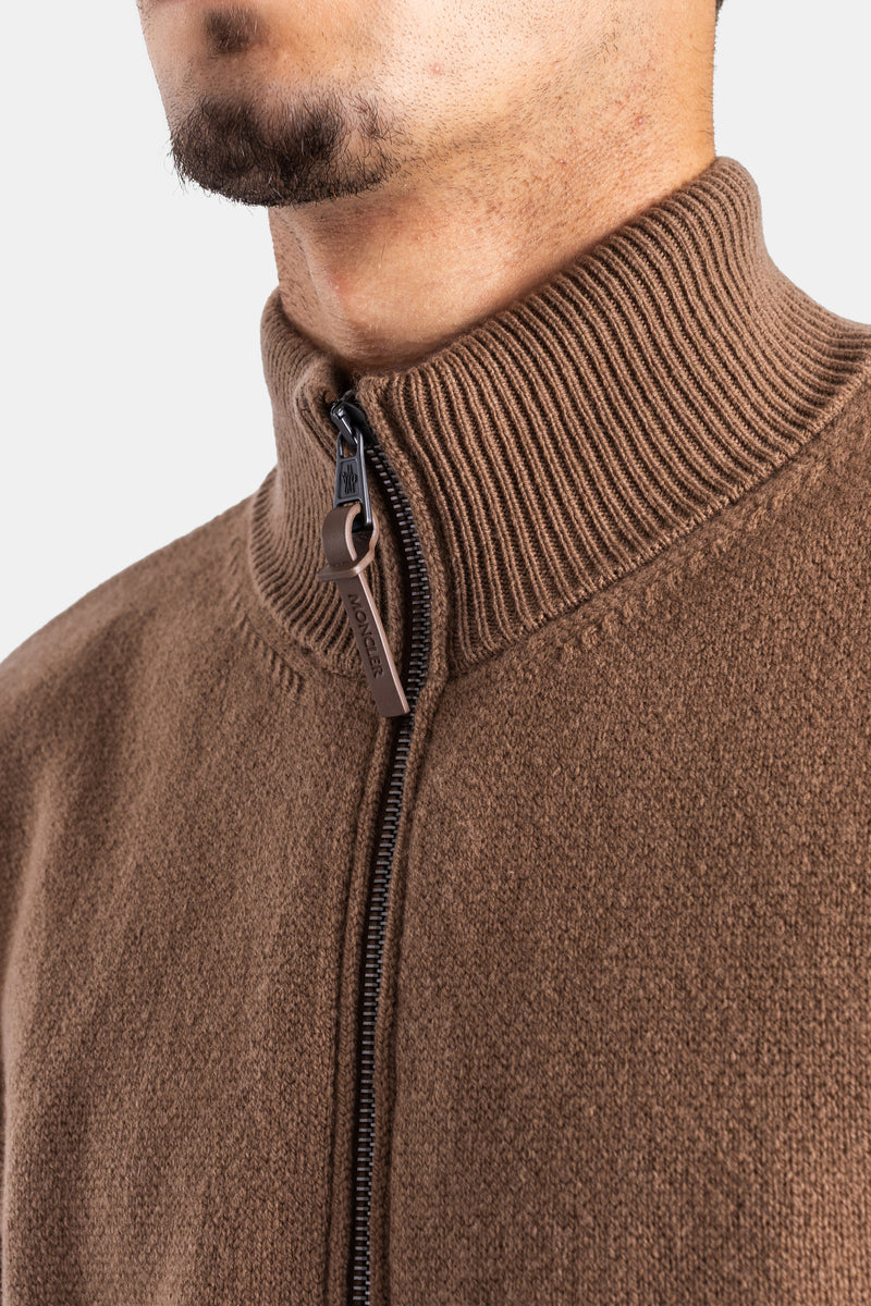 Moncler cardigan camel fermeture éclair tirette logotypée, col côtelé en laine cachemire vue rapprochée homme