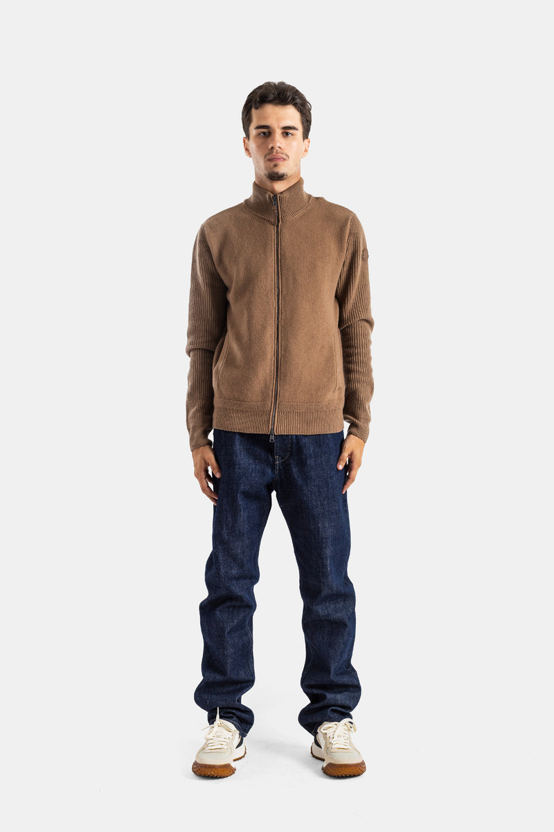 Moncler cardigan zippé camel homme silhouette complète, associé jean brut indigo et sneakers blanches
