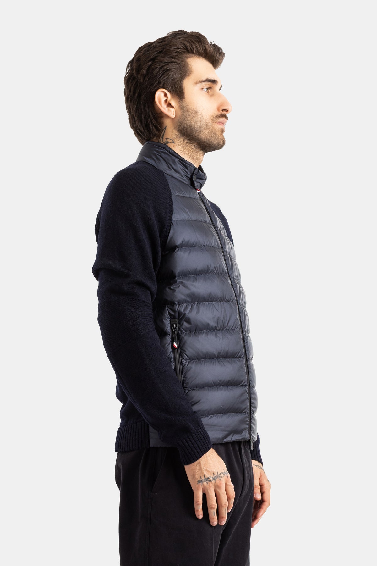 Moncler Grenoble veste hybride homme profil latéral matelassé brillant et tricot bleu marine
