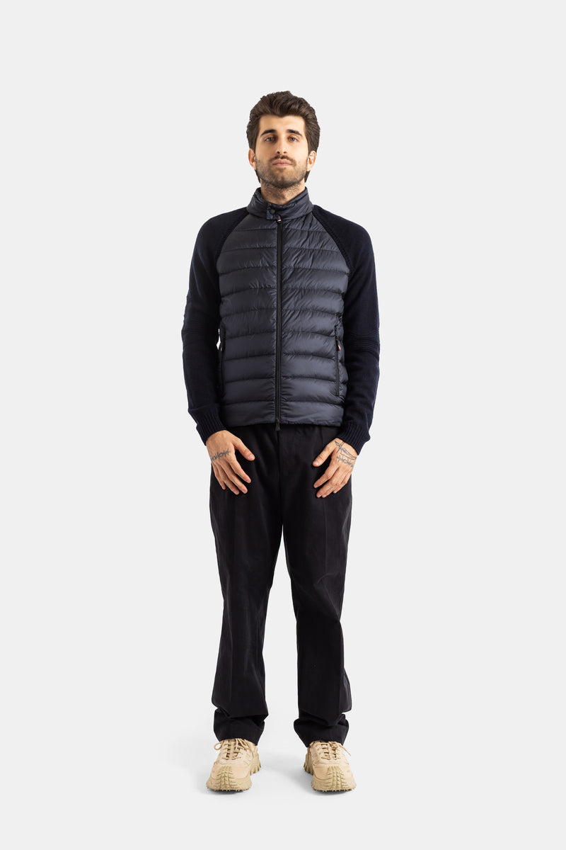 Moncler Grenoble homme look complet cardigan matelassé marine pantalon noir sneakers beiges vue frontale