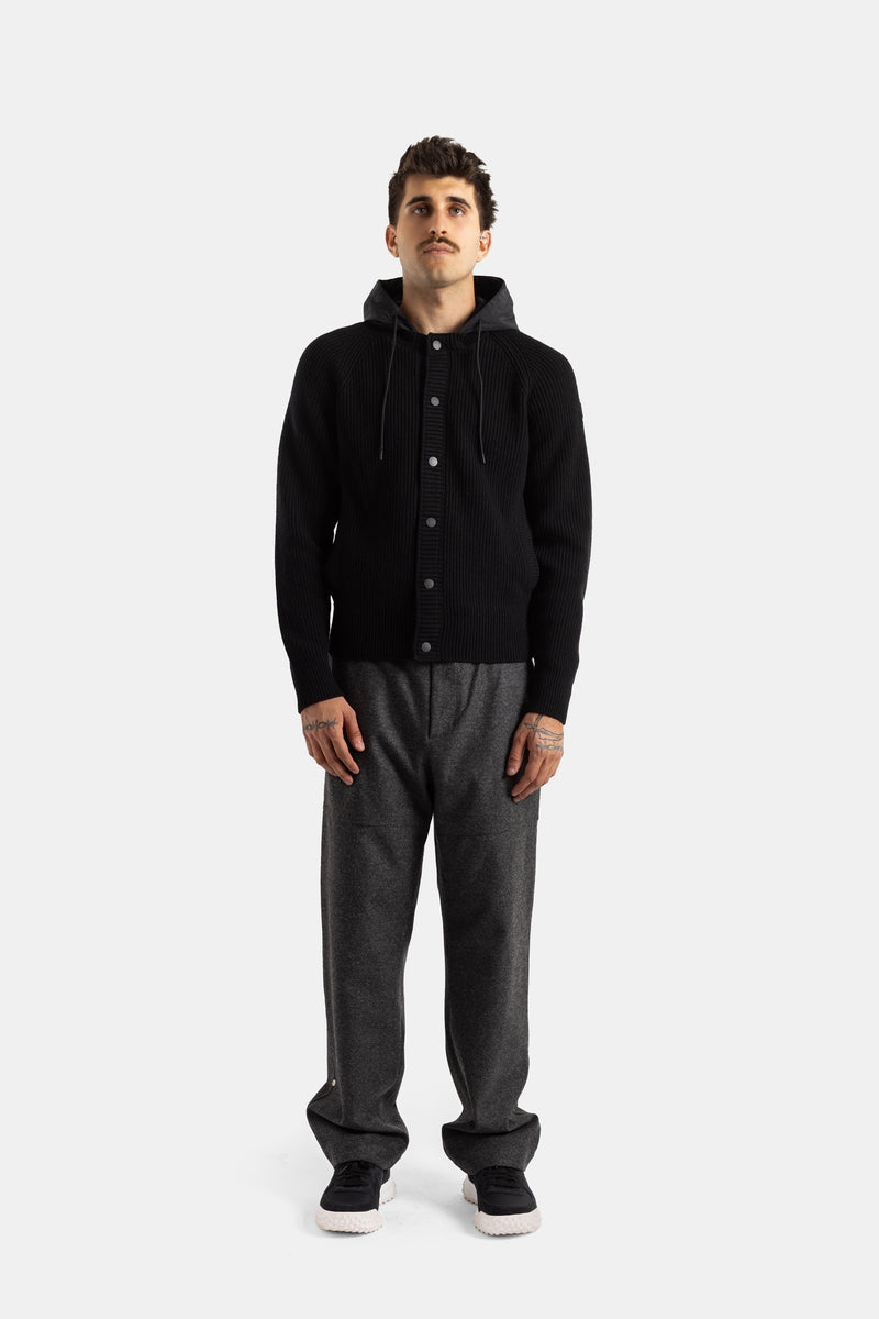 Moncler cardigan maille noire look complet face tatouages poignets pantalon laine gris anthracite sneakers