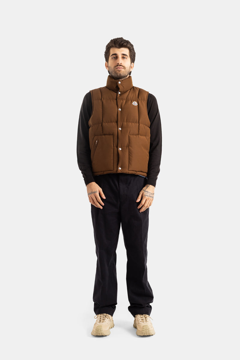 Moncler Brumelune gilet matelassé marron homme porté avec pull noir et pantalon sombre, look casual luxe