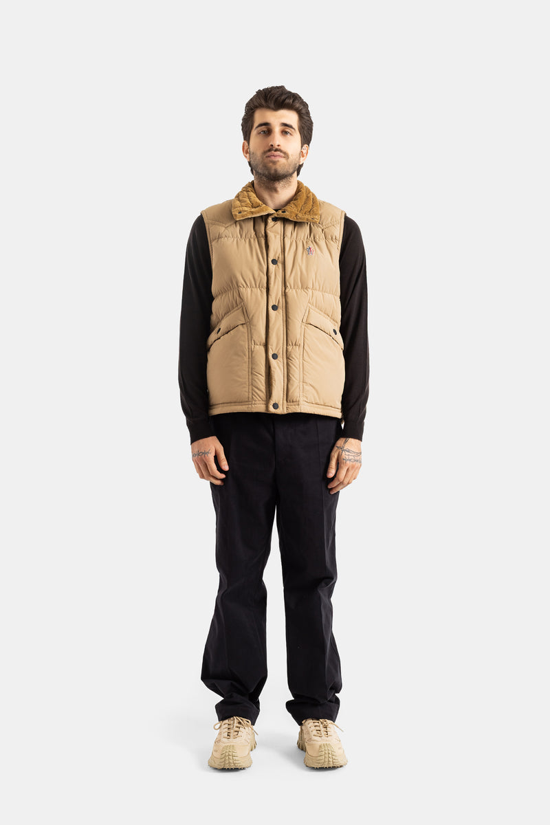 Moncler Grenoble Evans gilet sans manches beige porté sur pull noir, look homme casual avec sneakers sable