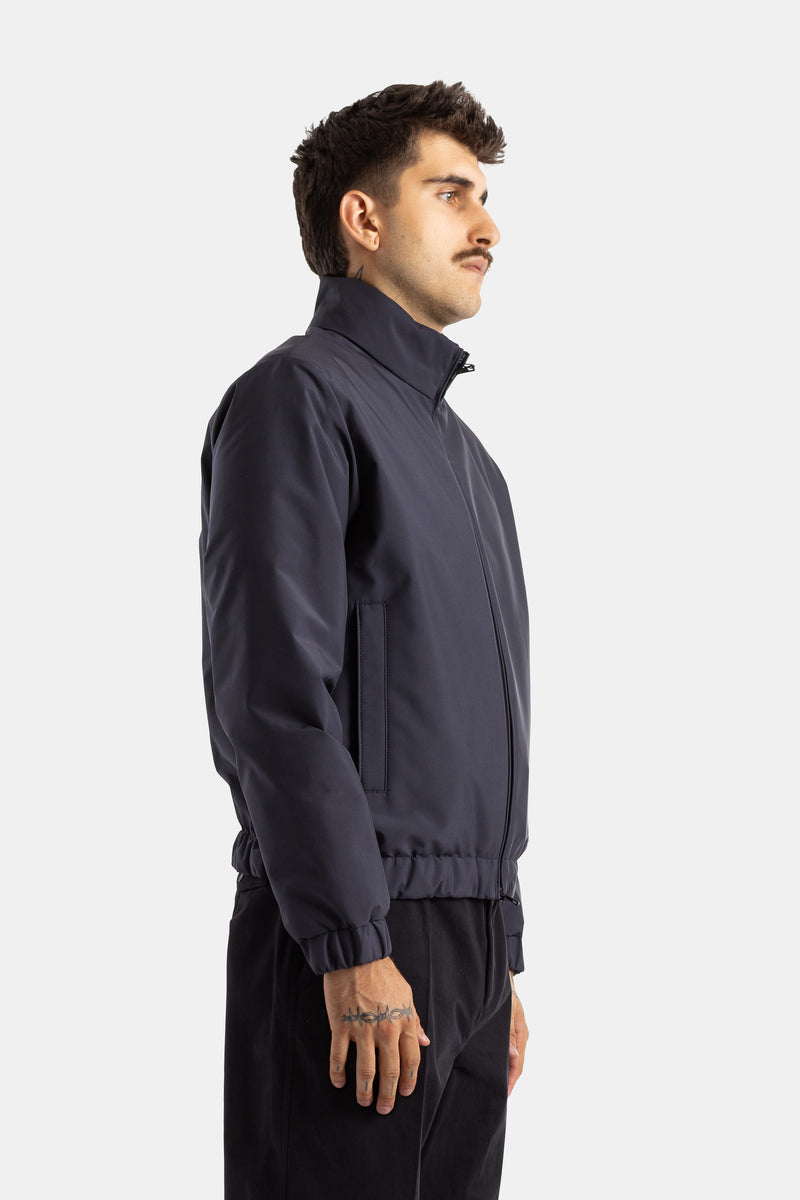 Moncler veste Luserna homme vue profil poignets élastiqués poche latérale zippée bleu marine