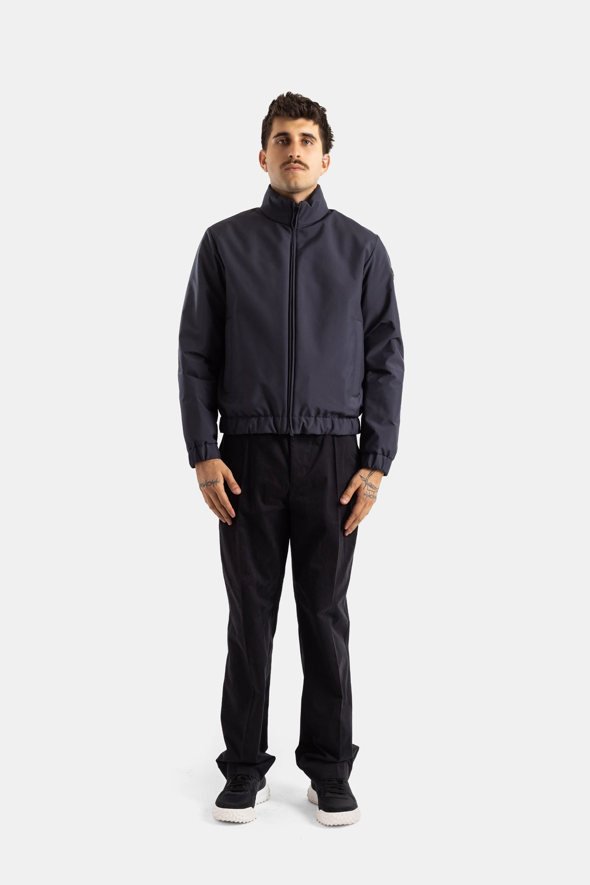 Moncler Luserna bomber technique homme look complet pantalon noir sneakers fermeture zippée frontale
