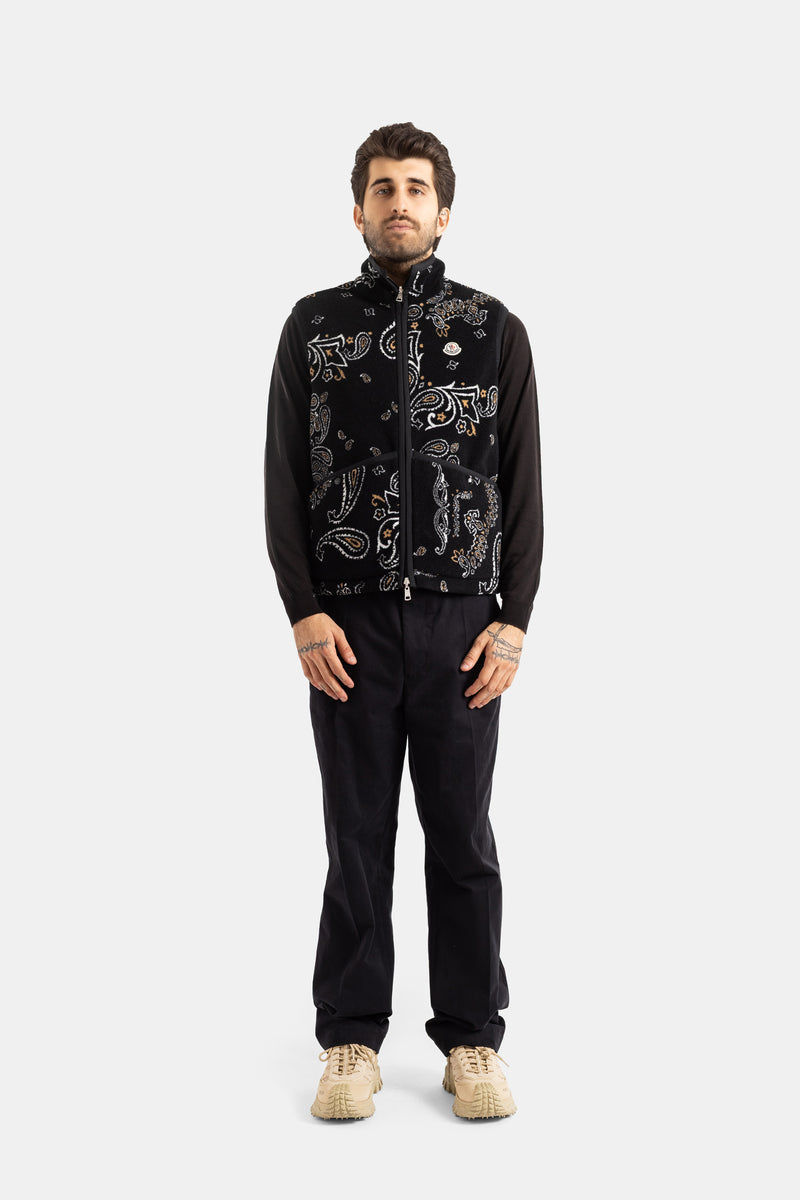 Moncler gilet réversible homme polaire paisley noir porté sur long sleeve noir avec pantalon cargo