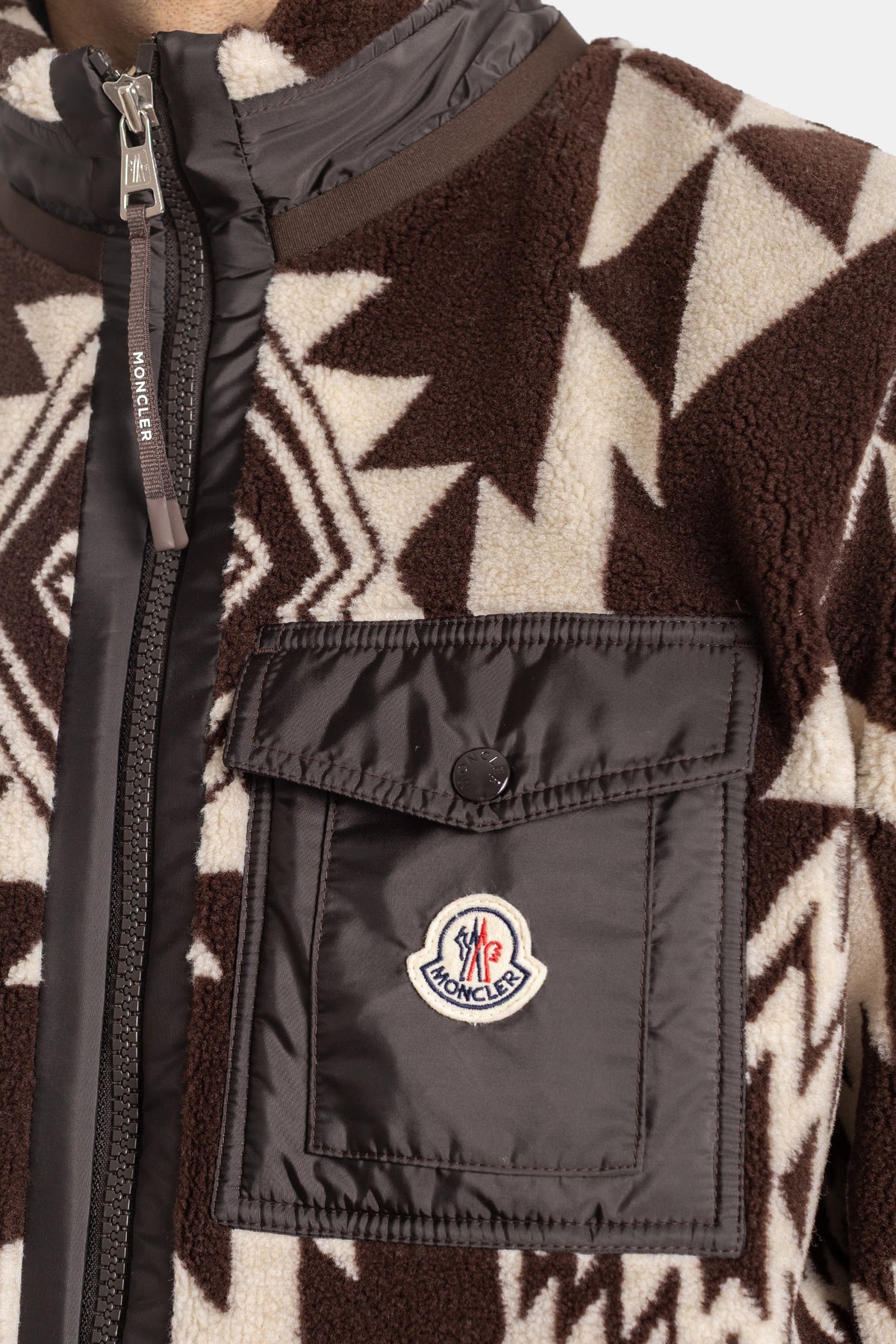 Moncler polaire patch logo brodé poche nylon noir bouton pression détail gros plan