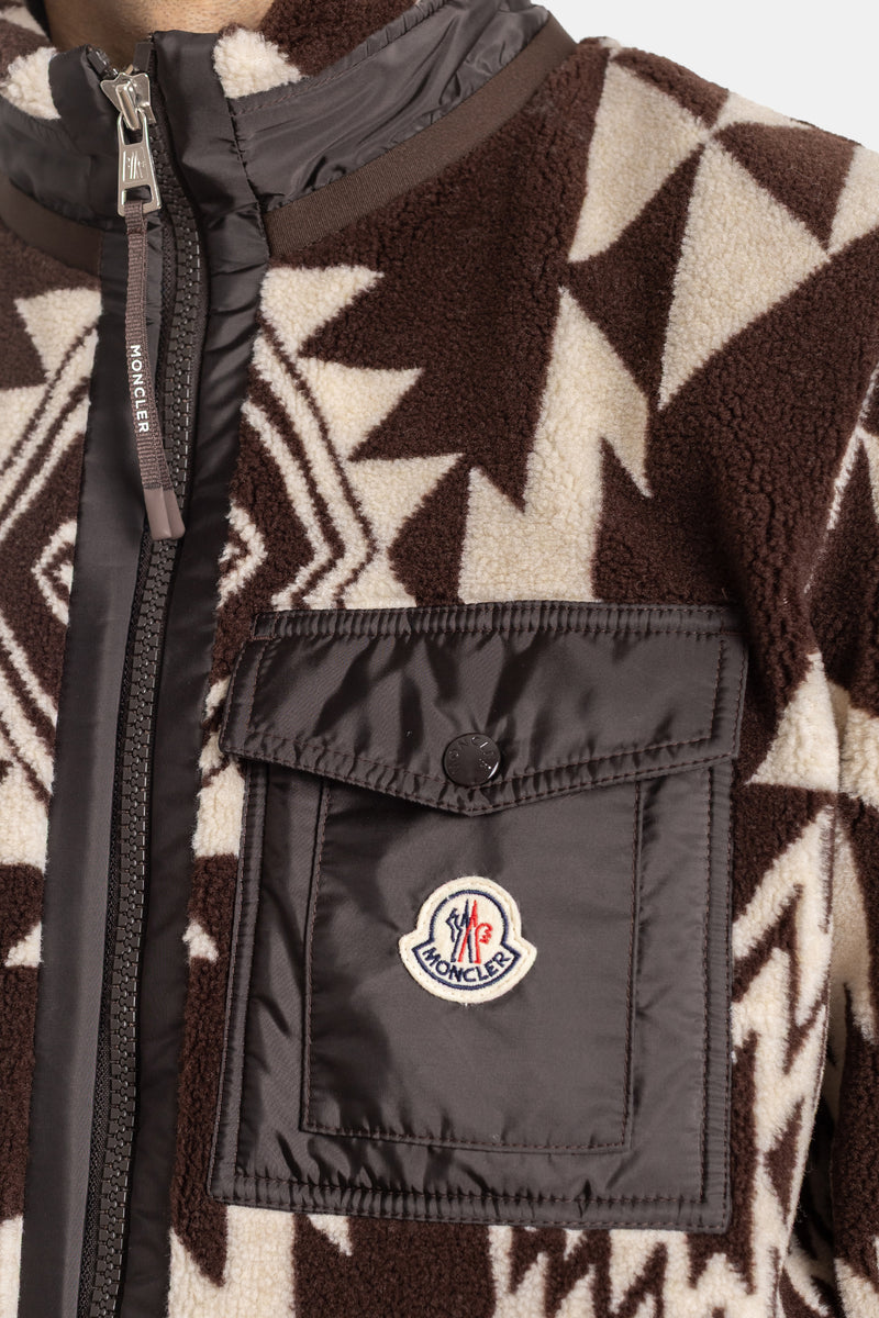 Moncler polaire patch logo brodé poche nylon noir bouton pression détail gros plan