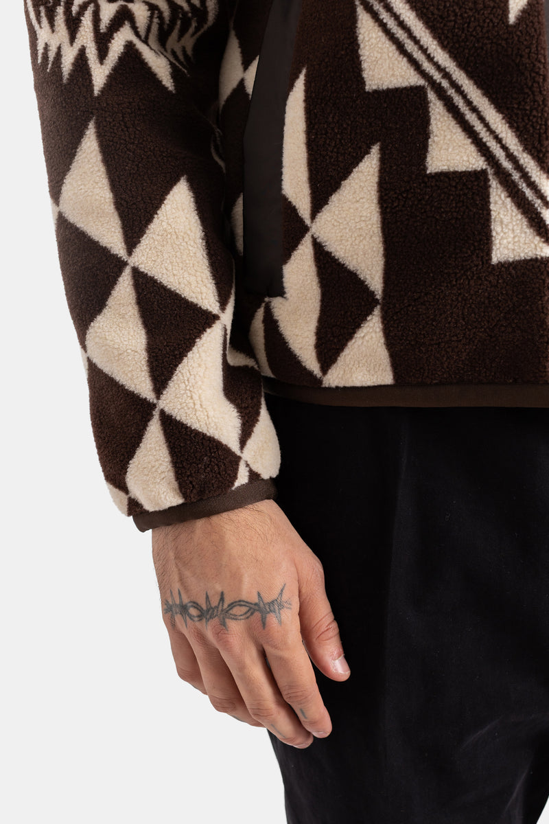 Moncler polaire sherpa manche homme tatouage main motif triangles marron écru bordure tissée poignet