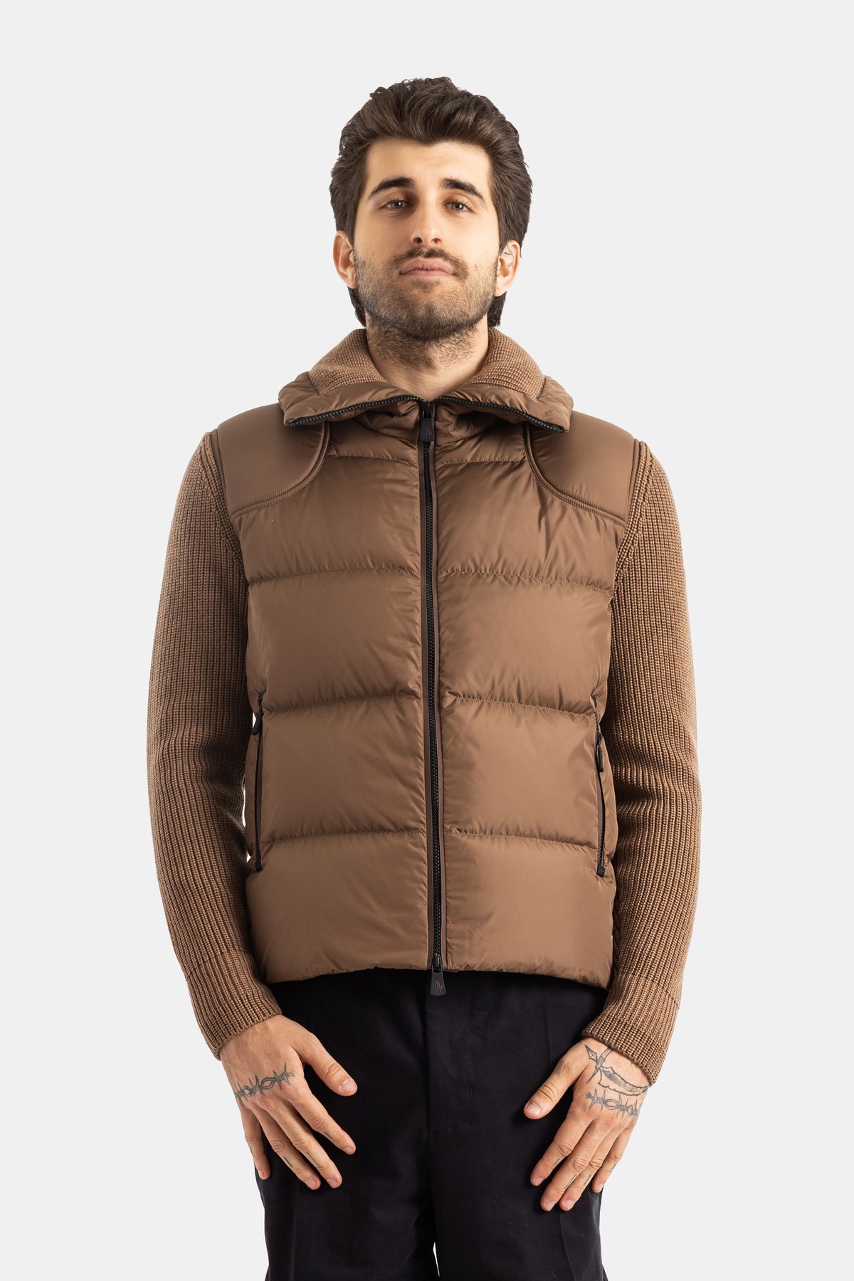 Moncler Grenoble cardigan matelassé bi-matière col montant manches maille côtelée camel homme