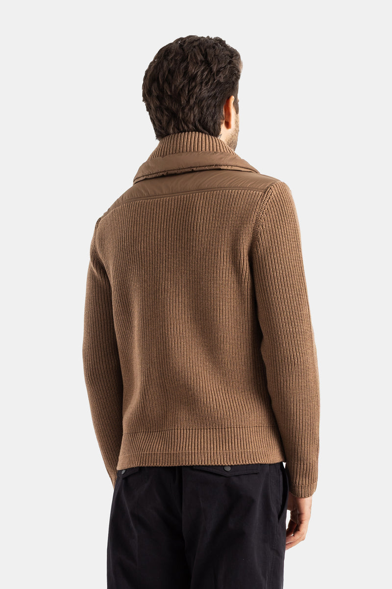 Moncler Grenoble cardigan homme dos empiècement matelassé épaules maille côtelée camel