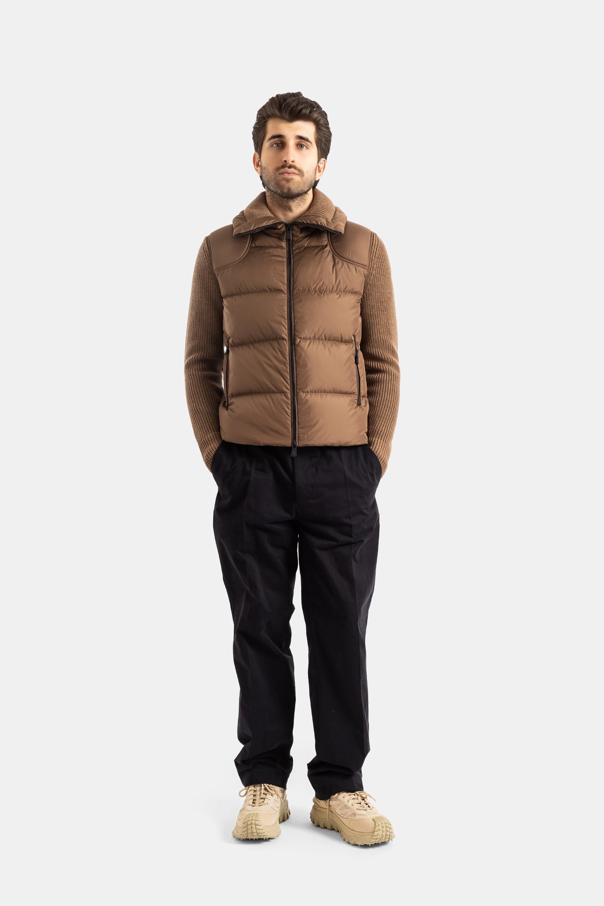 Moncler Grenoble look homme silhouette complète cardigan camel pantalon noir sneakers beige style urbain hiver