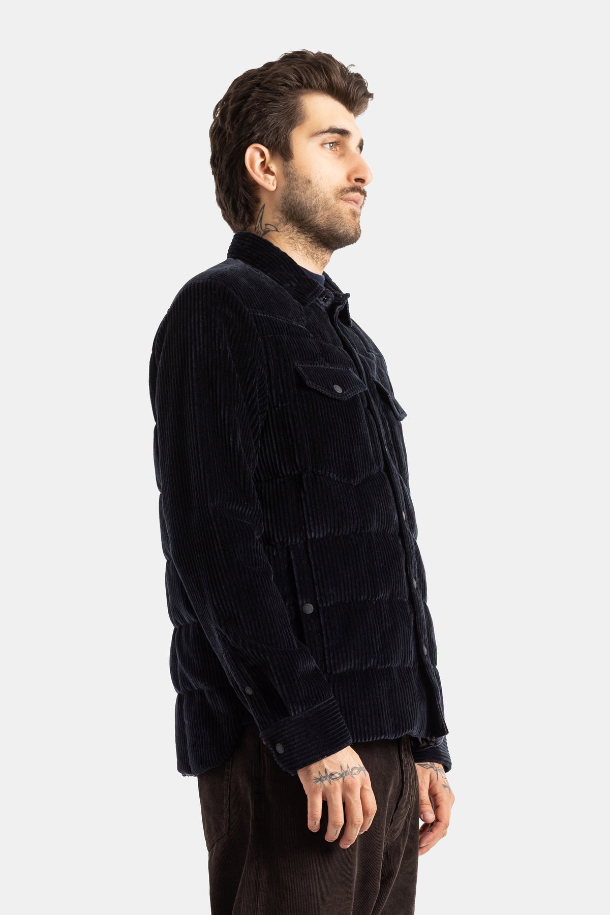 Moncler Grenoble Gelt profil homme, velours côtelé marine matelassé, poches poitrine à boutons-pression