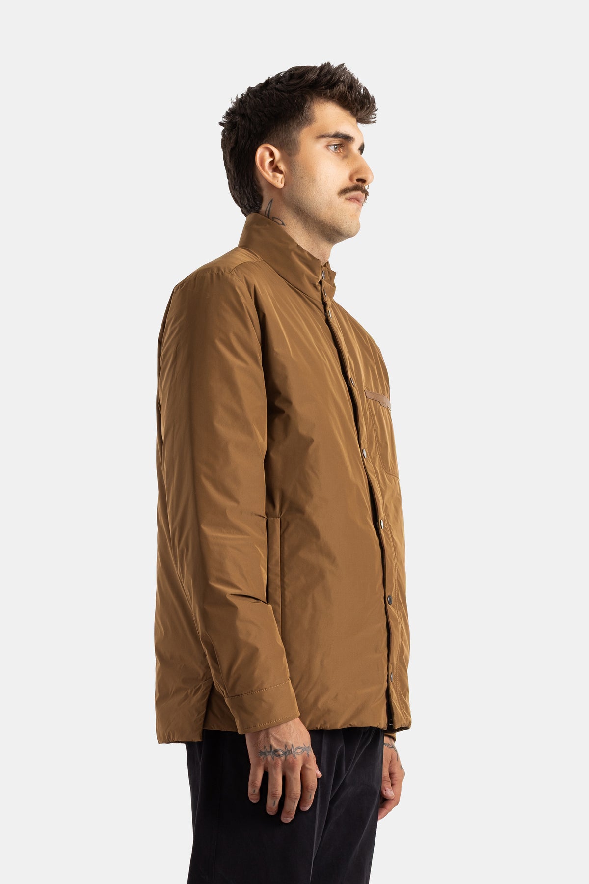 Moncler doudoune Yndale homme profil latéral tissu nylon camel matelassé col officier