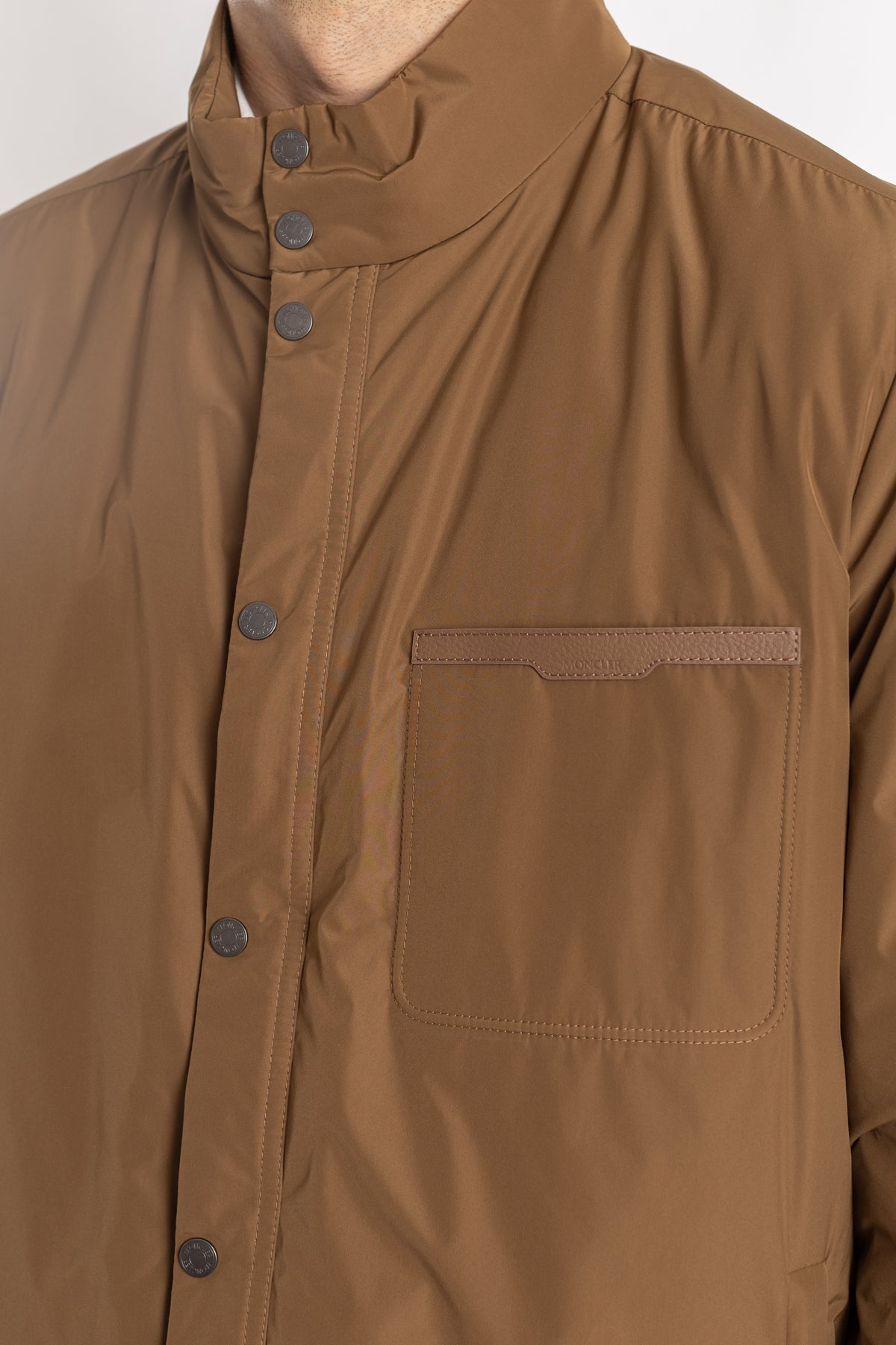 Moncler Yndale détail poche poitrine cuir grainé camel et pressions métalliques sur fermeture avant