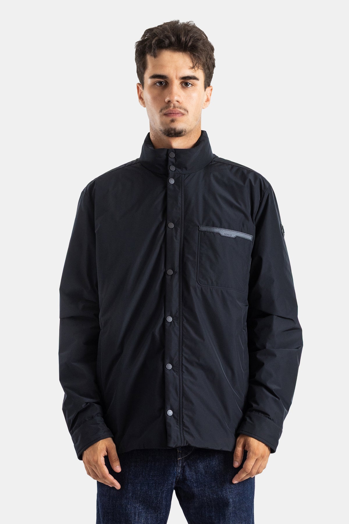 Blusão acolchoado Moncler Yndale para homem com corte oversize, gola subida e botões de pressão em preto.