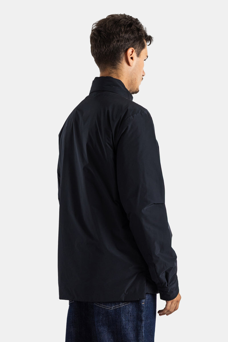 Blusão Moncler Yndale preto de homem, vista traseira com costas lisas, gola subida e costura técnica no ombro.