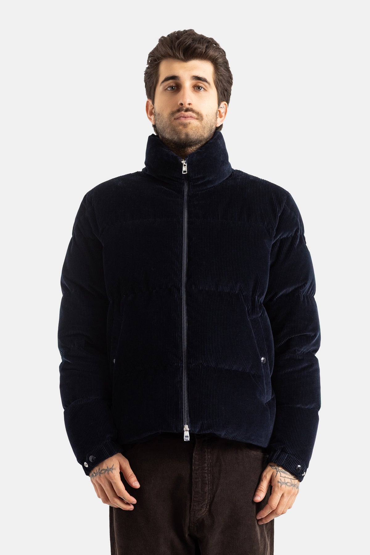 Piumino corto Moncler Esparron da uomo con collo alto zippato in velluto a coste blu marina dal taglio oversize