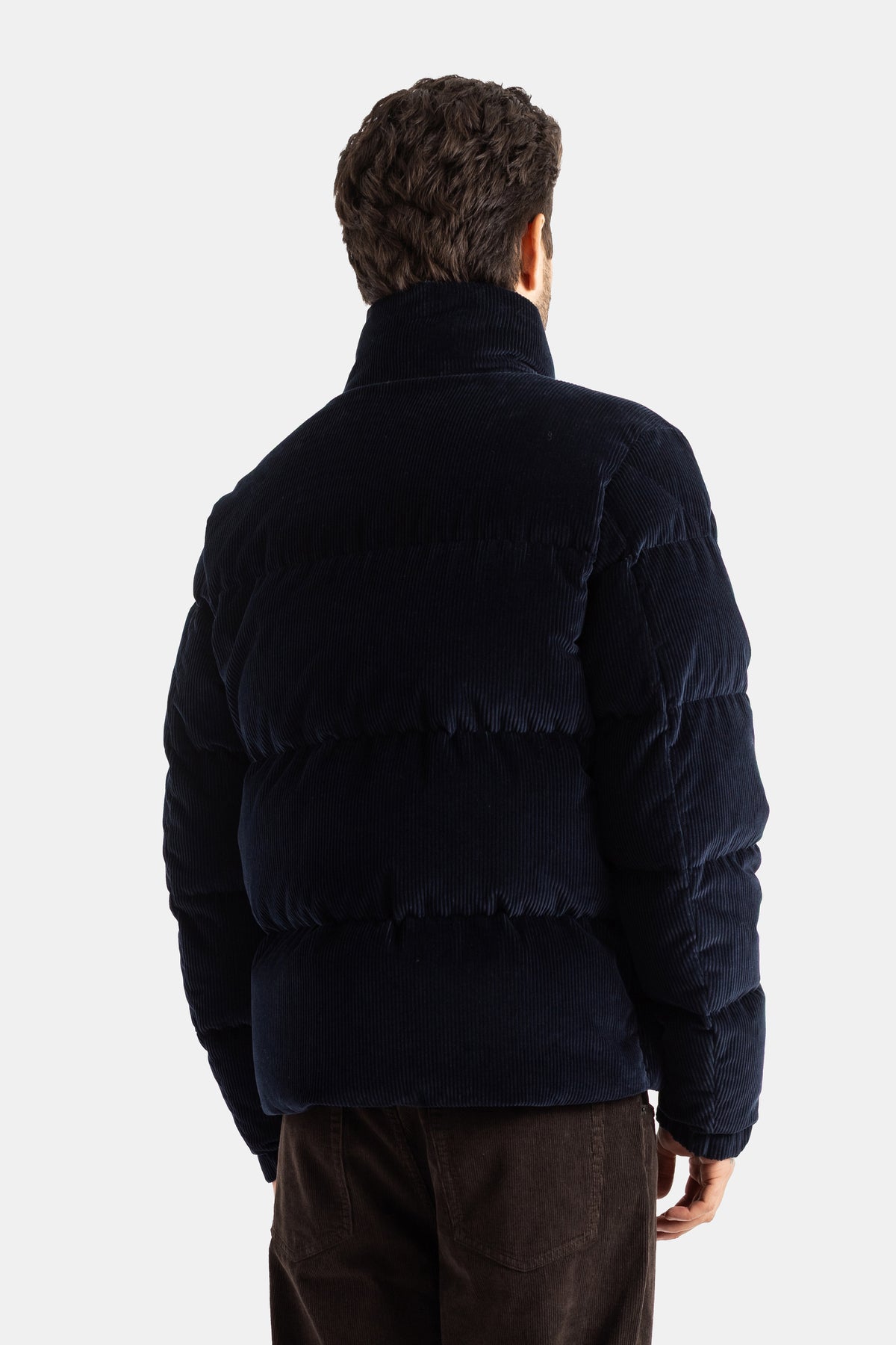 Piumino Moncler Esparron da uomo vista da dietro in velluto a coste blu marina con impunture orizzontali e collo alto