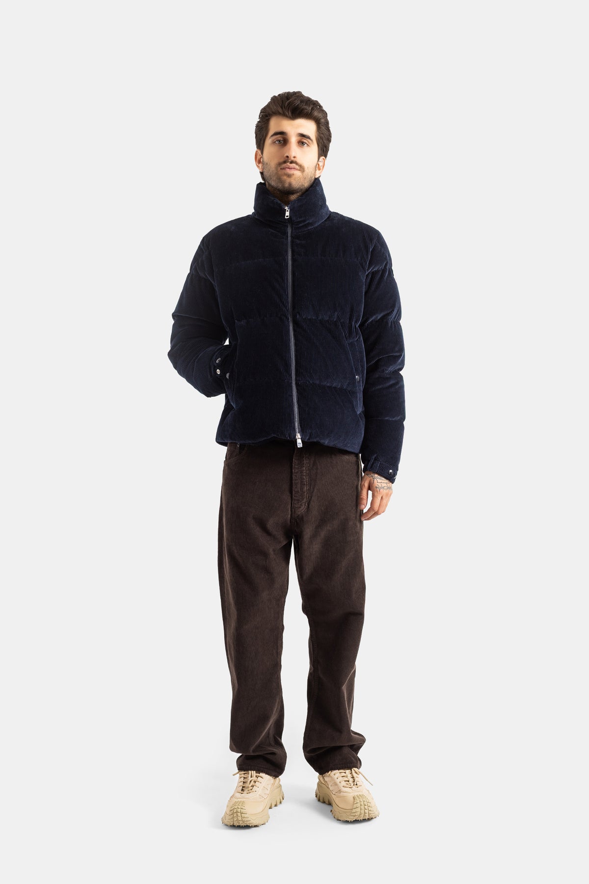 Outfit uomo completo Moncler Esparron piumino in velluto a coste blu marina pantaloni marroni e sneakers beige