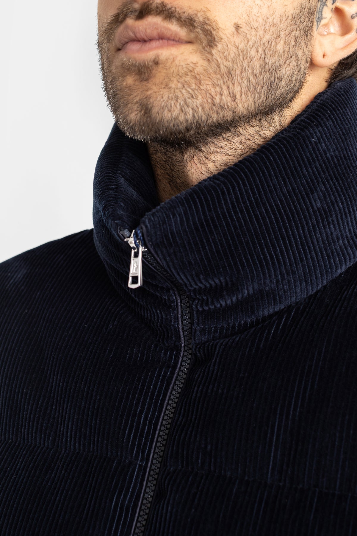 Dettaglio zip argentata del piumino Moncler Esparron da uomo con collo alto in velluto a coste blu marina