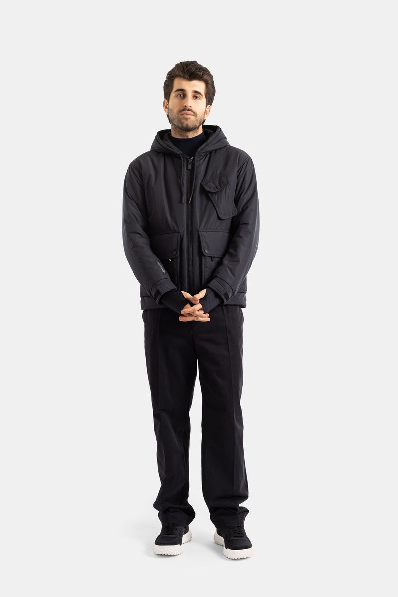 Moncler Grenoble veste Ober noire portée de face look total black zippée fermeture centrale homme