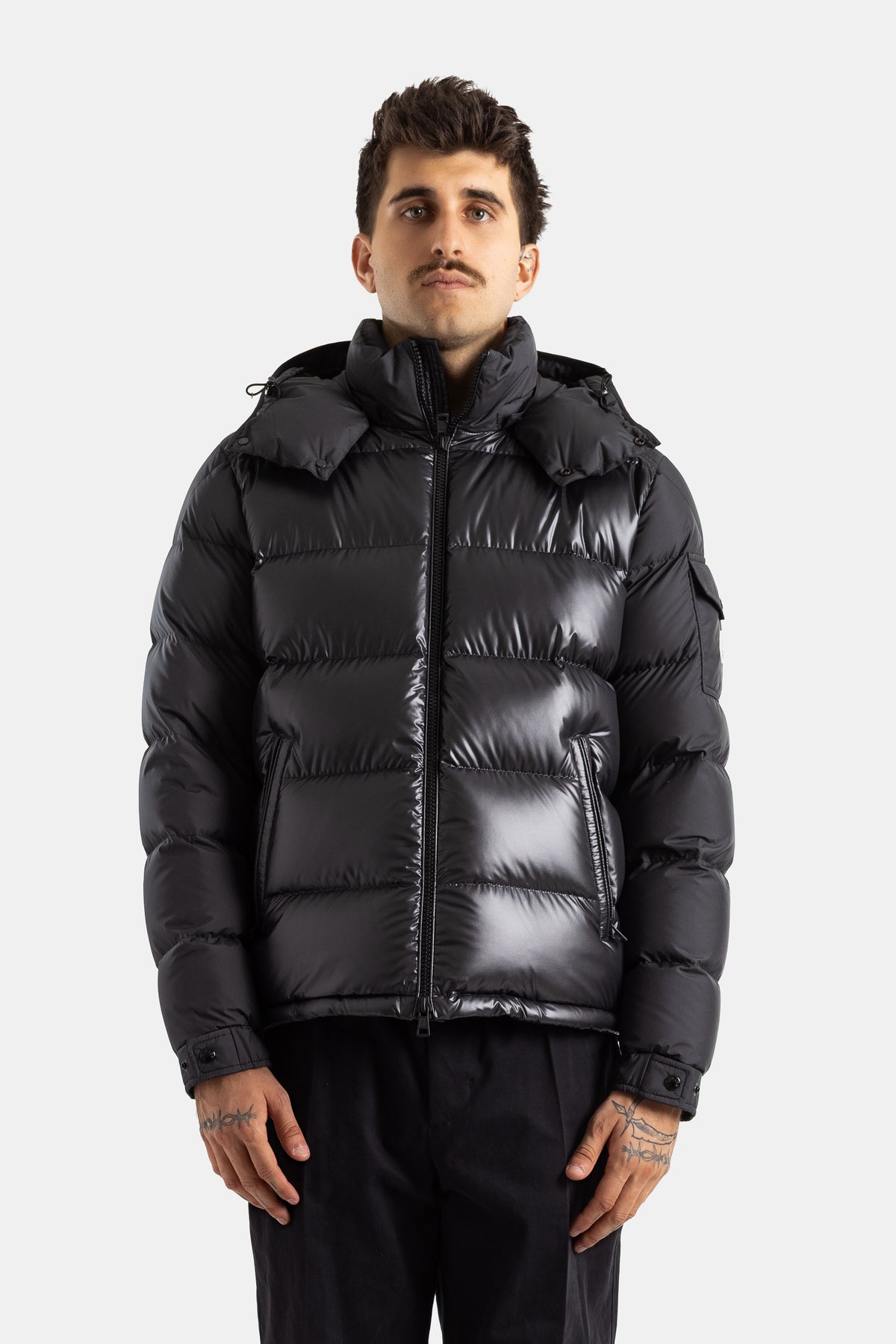 Moncler Maya doudoune homme noire brillante à capuche, matelassage horizontal et col montant