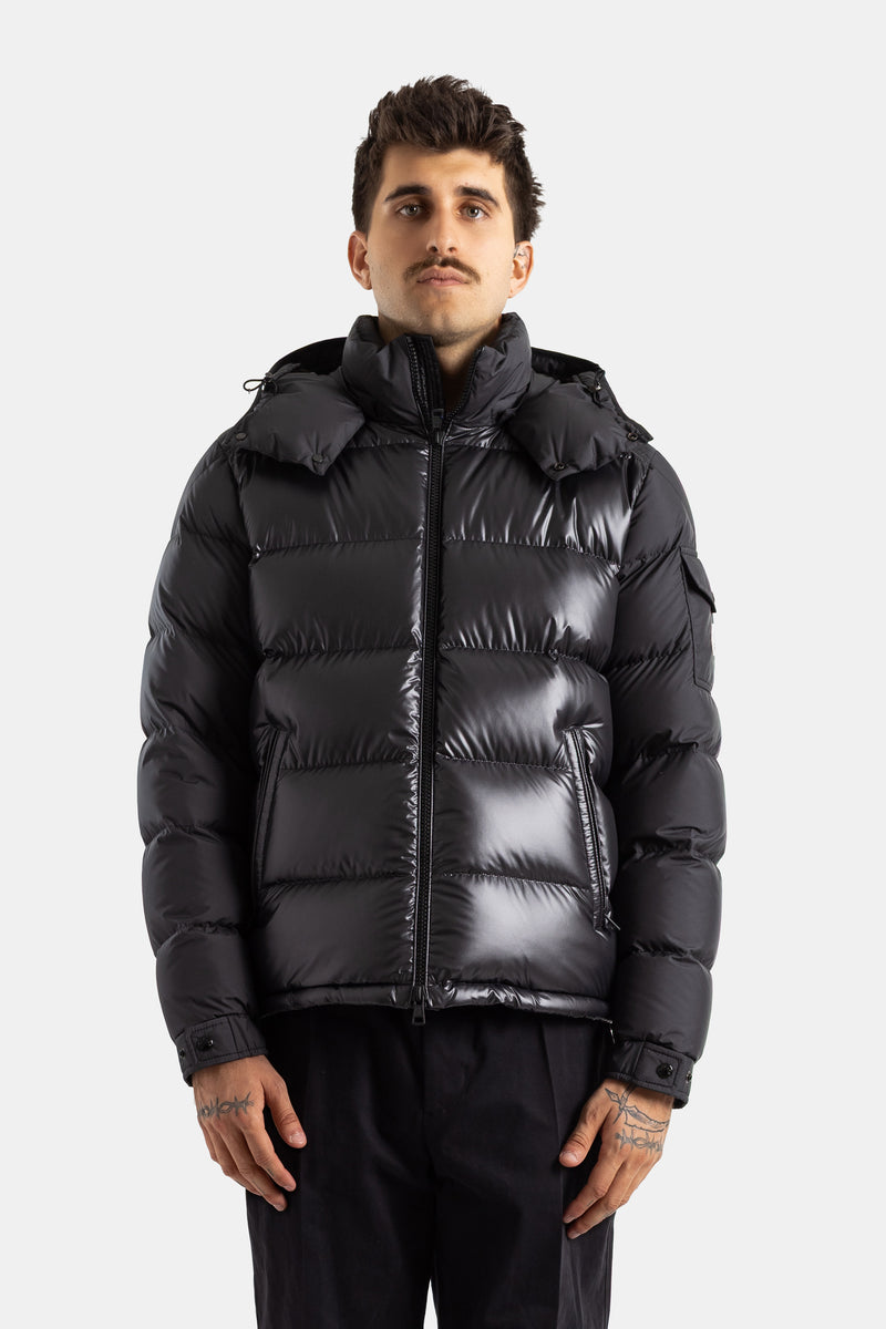 Moncler Maya doudoune homme noire brillante à capuche, matelassage horizontal et col montant