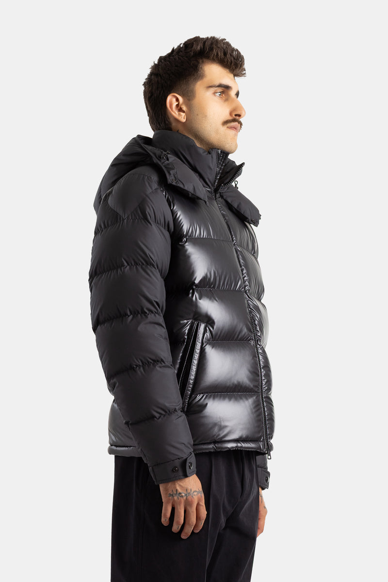 Moncler Maya homme vue de profil, tissu nylon brillant noir et capuche volumineuse détachable
